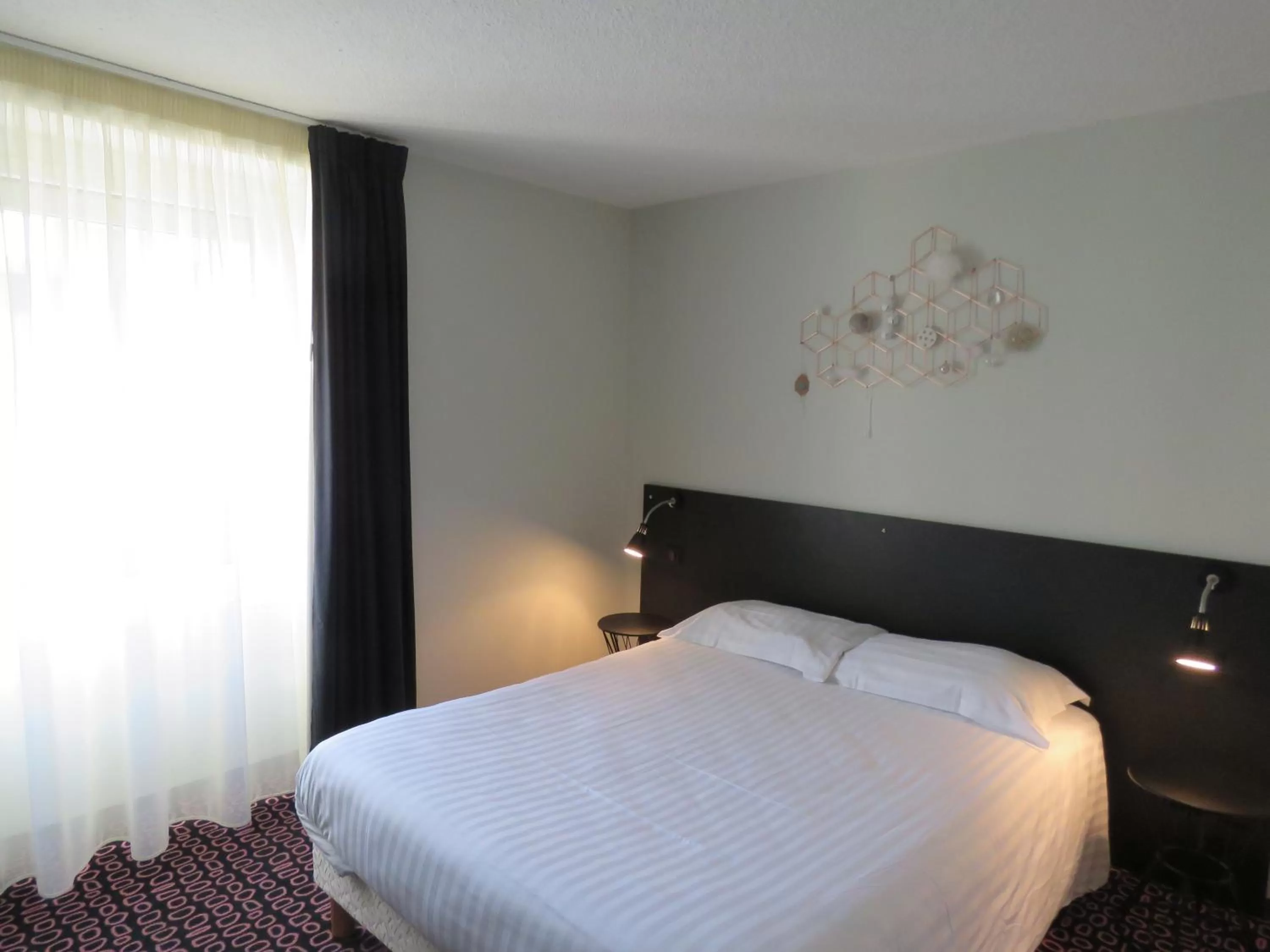 Photo of the whole room, Bed in CIT'HÔTEL LE DAV Clermont-Ferrand Centre