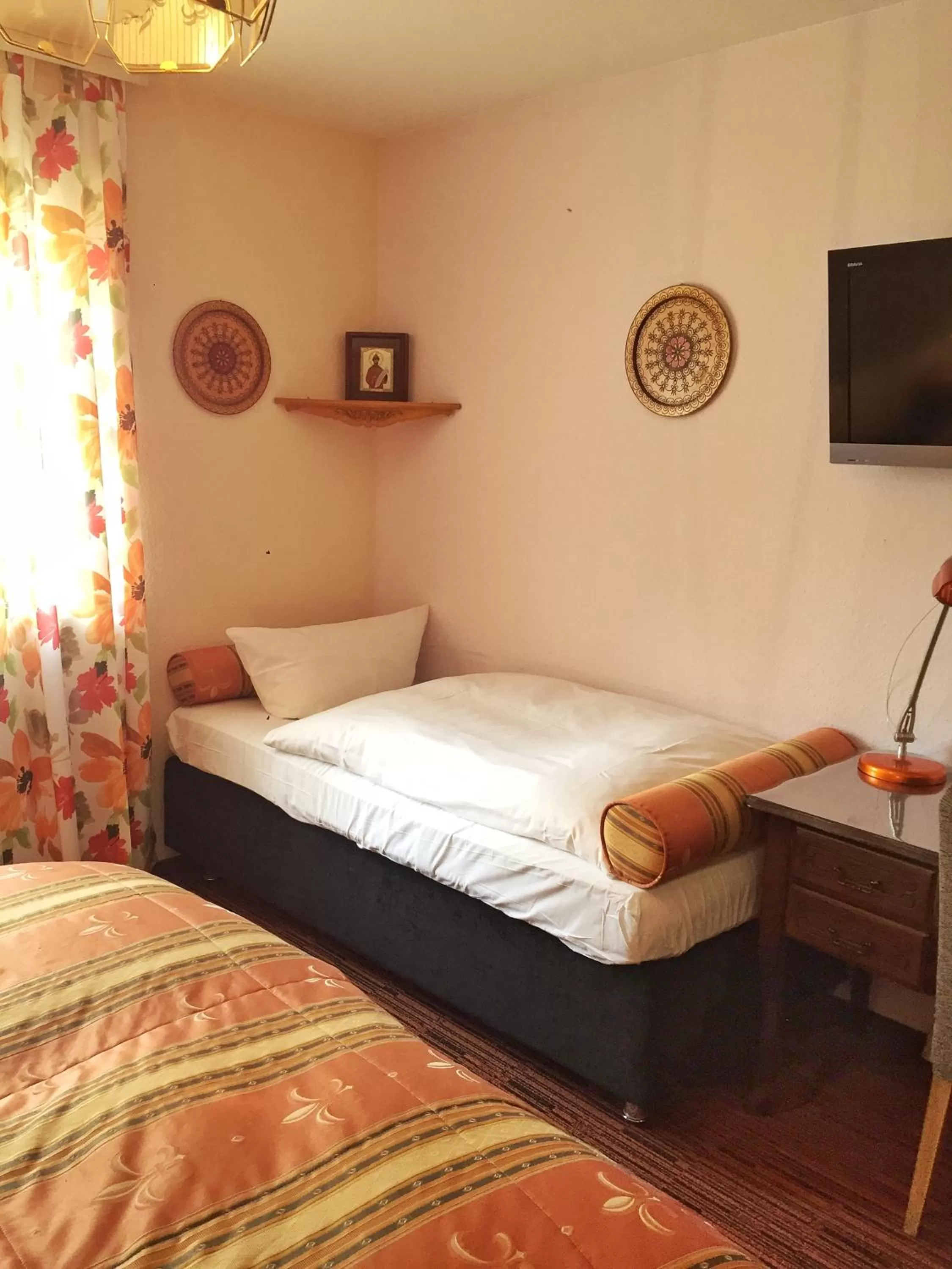 Photo of the whole room, Bed in Hotel Attaché