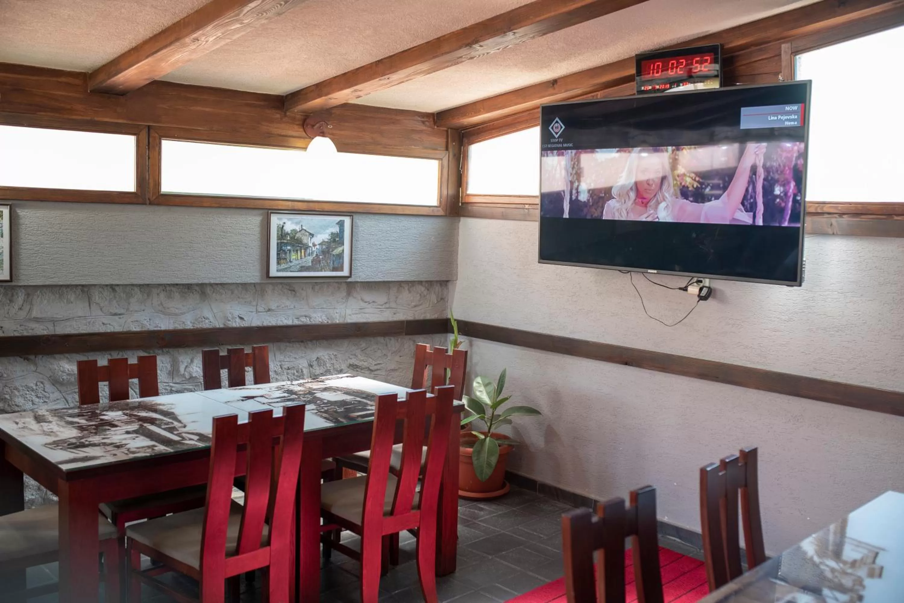 Restaurant/Places to Eat in DIONIS Rooms & Apartments