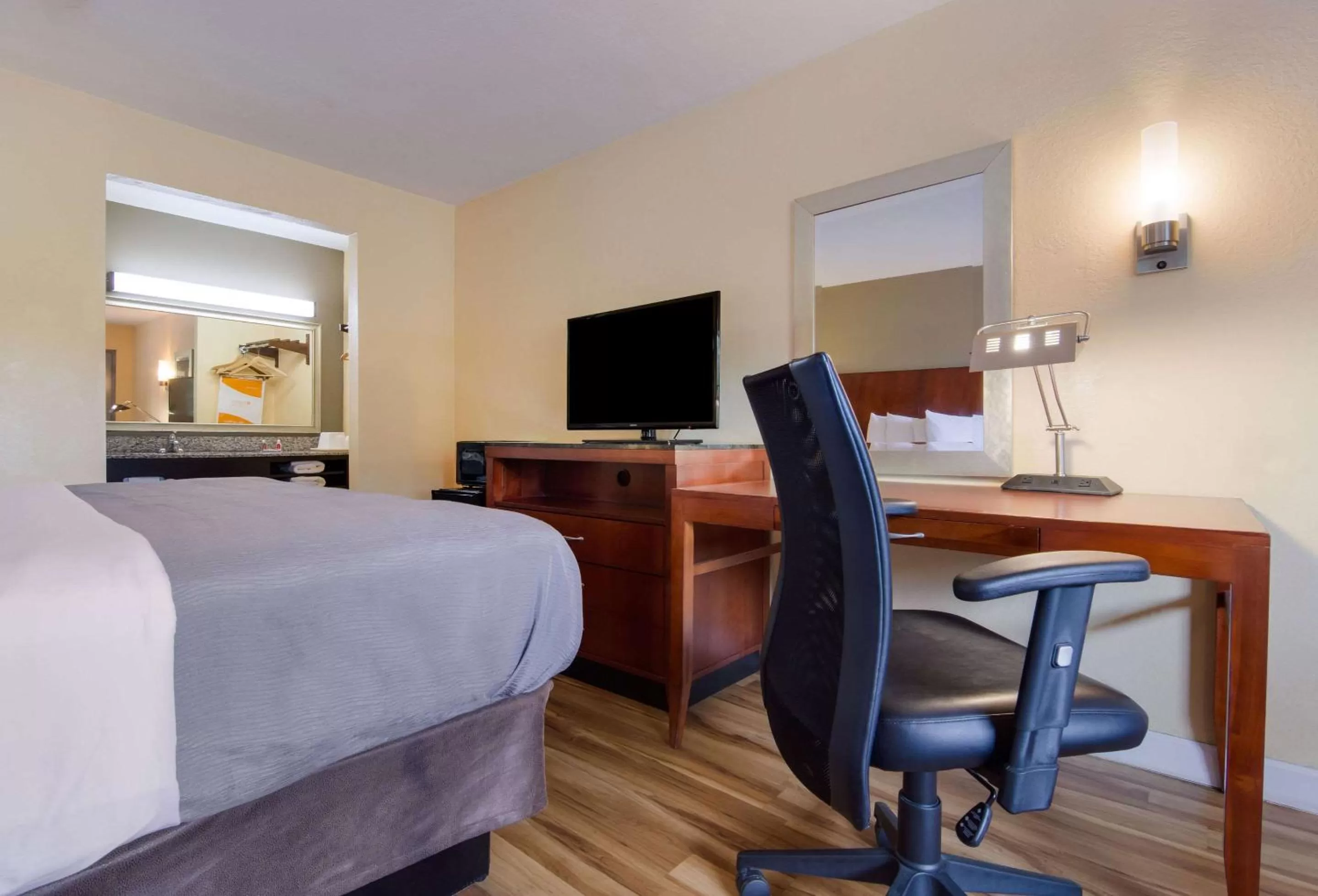 Photo of the whole room, TV/Entertainment Center in Econo Lodge Battleboro - Rocky Mount I-95