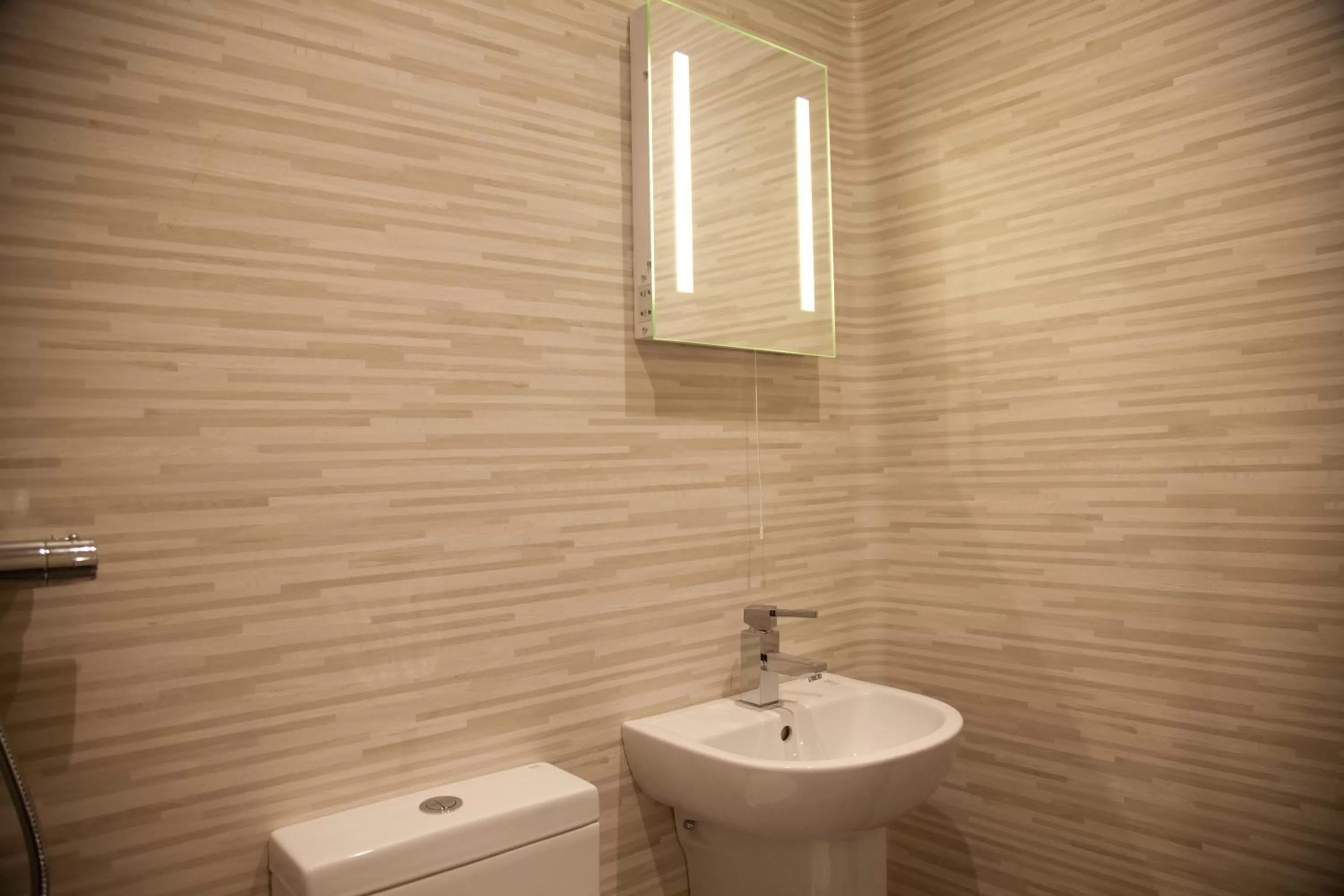 Bathroom in London City Airport Hotel