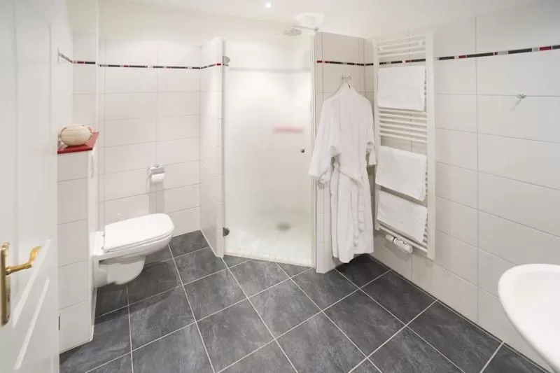 Bathroom in Hotel Aselager Mühle