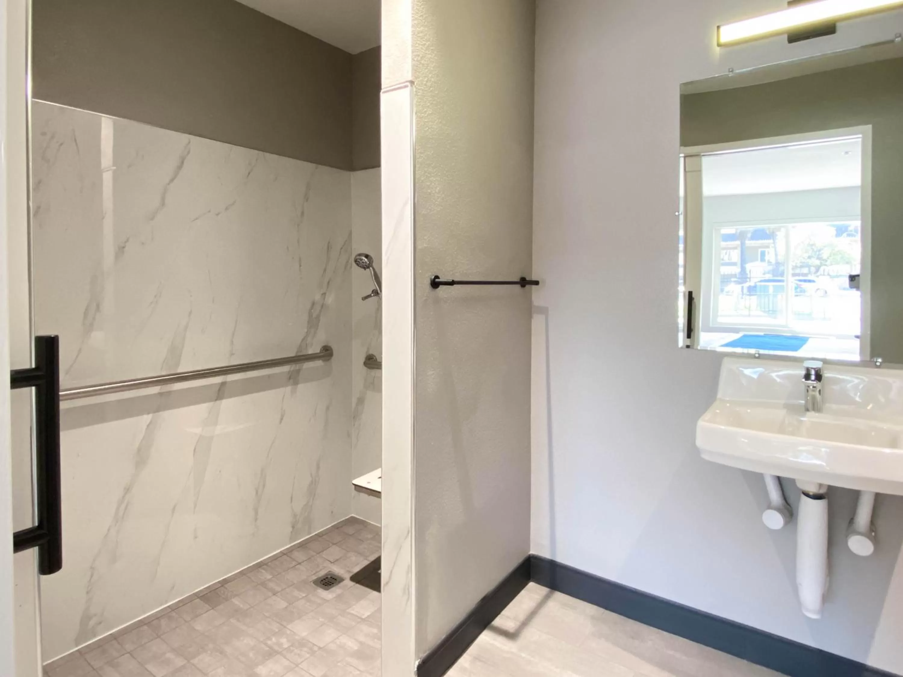 Shower in Studio 6 Suites Stockton, CA Waterfront