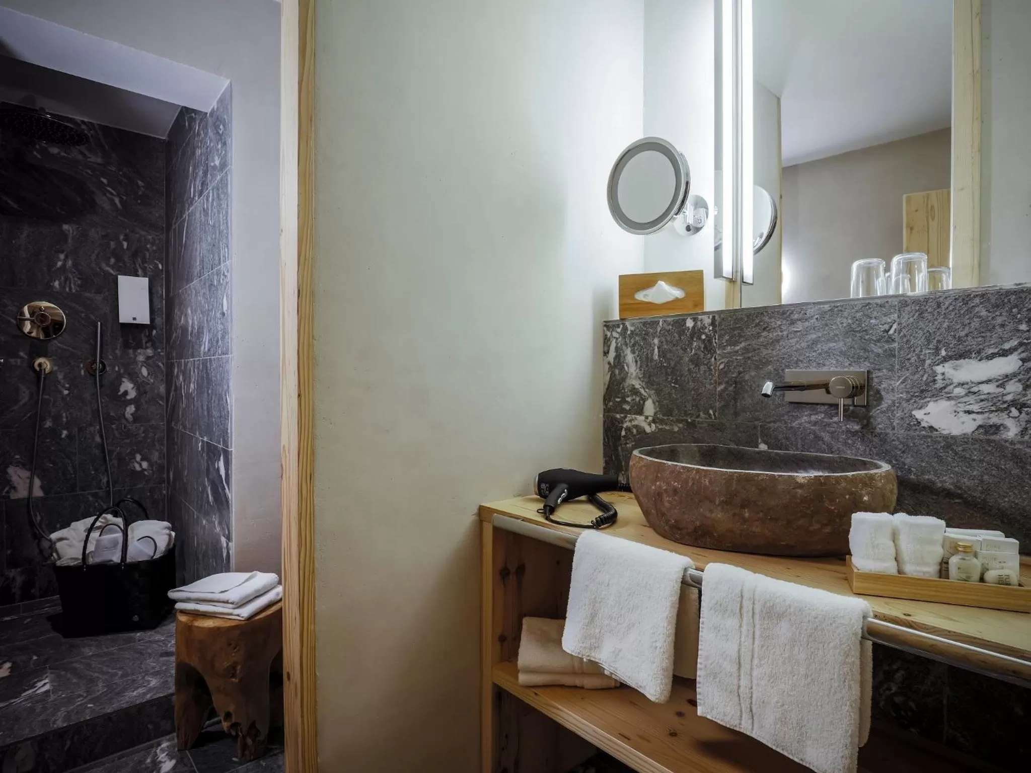 Bathroom in Staudacherhof in Garmisch-Partenkirchen I Blick aufs Zugspitzmassiv I einzigartige Bayurvida Küche