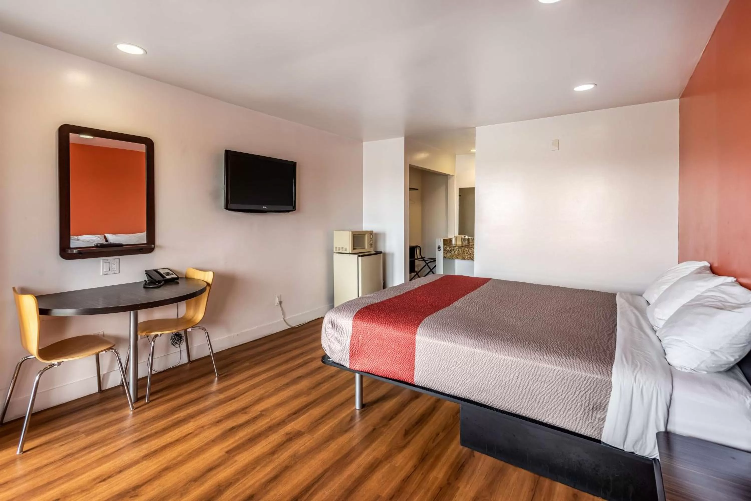 Deluxe King Suite - Non-Smoking in Motel 6-Gardena, CA - South