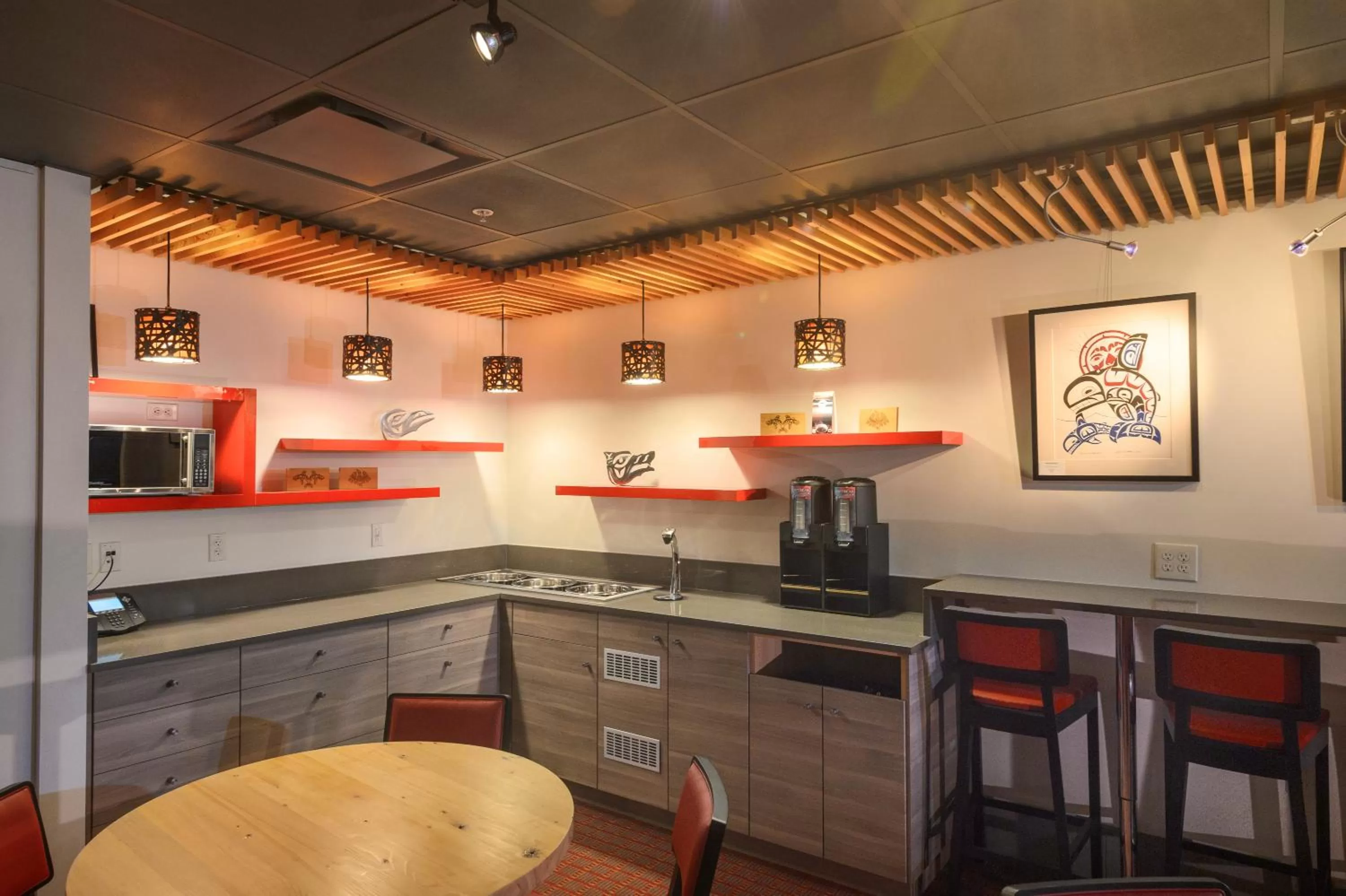 Communal lounge/ TV room in Skwachàys Lodge