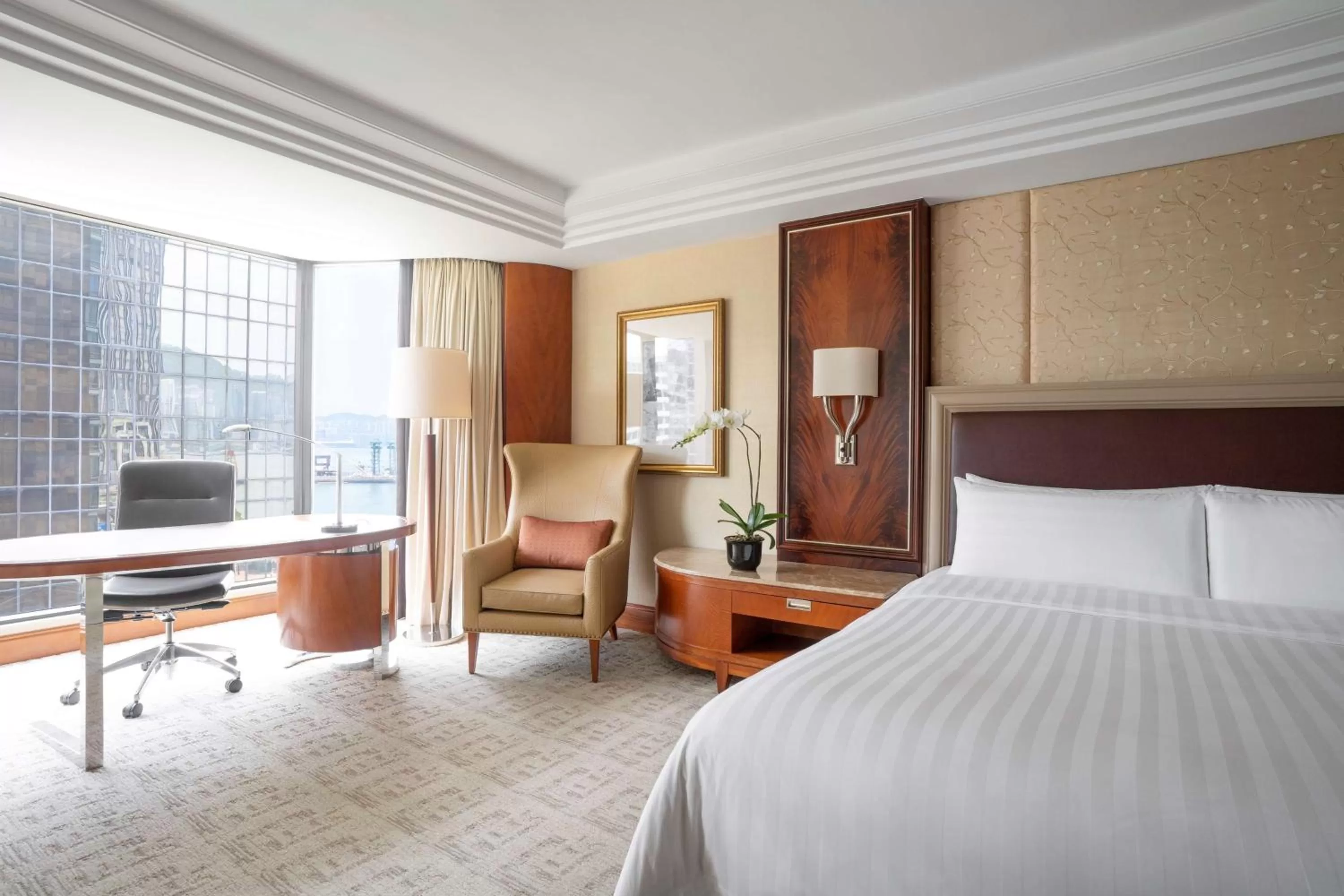 Photo of the whole room, Bed in Kowloon Shangri-La, Hong Kong