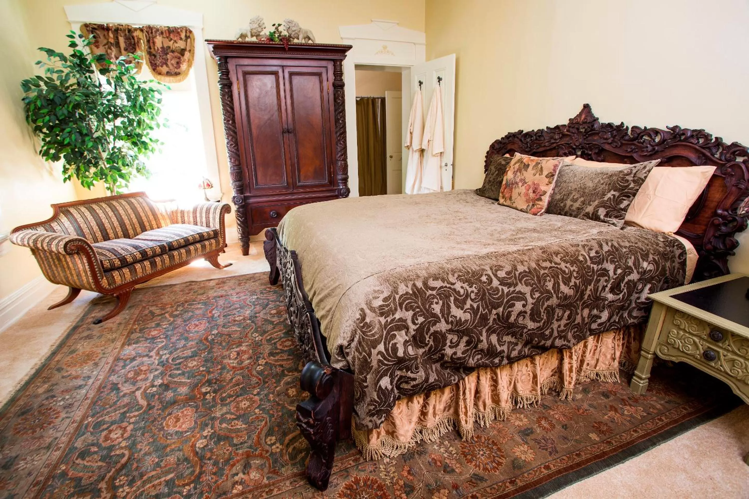 Photo of the whole room, Bed in The Hollinger House