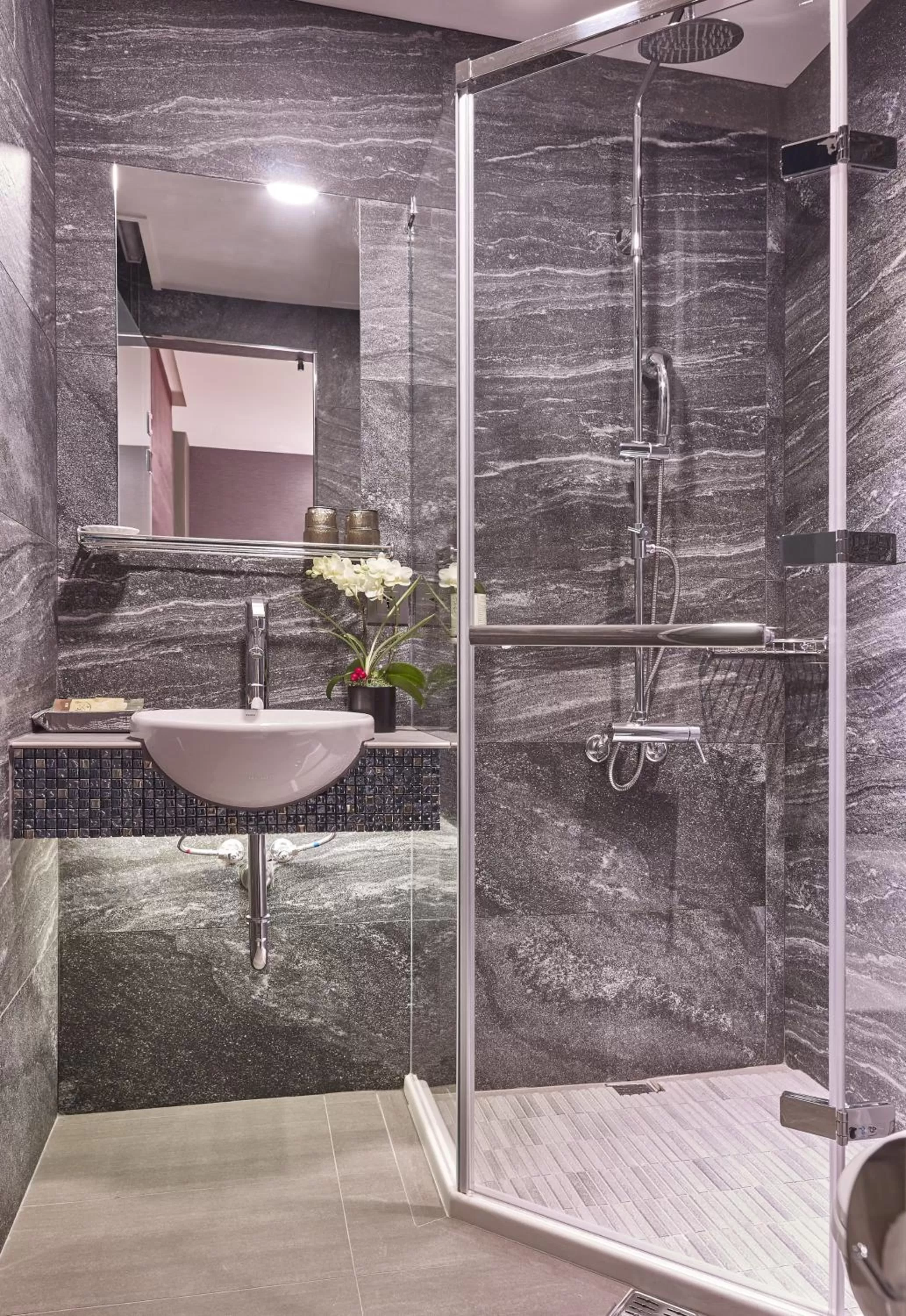 Shower in Beauty Hotels Taipei - B7 Journey