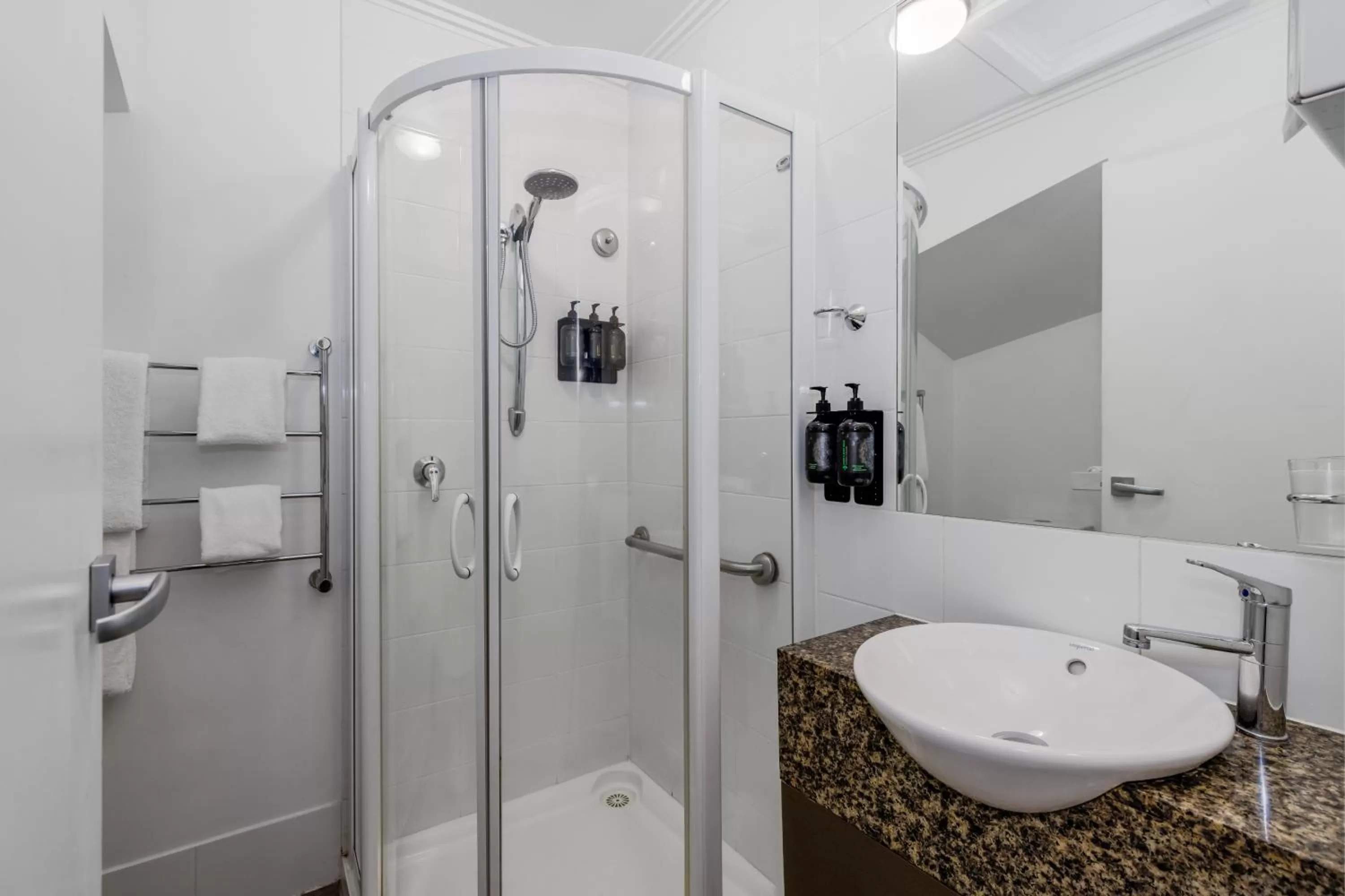 Shower in Alto Hotel On Bourke