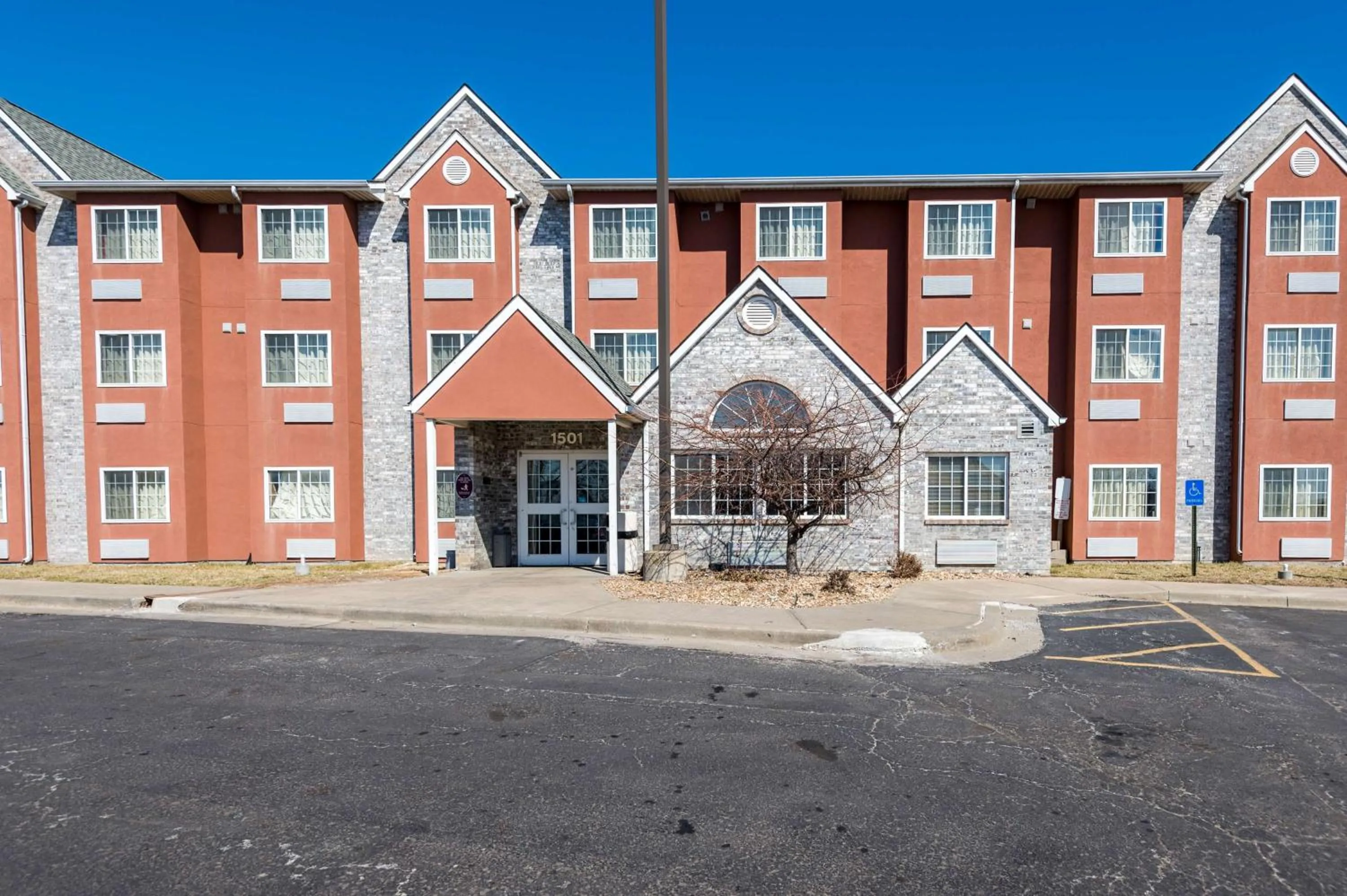 Property building in Motel 6-Olathe, KS