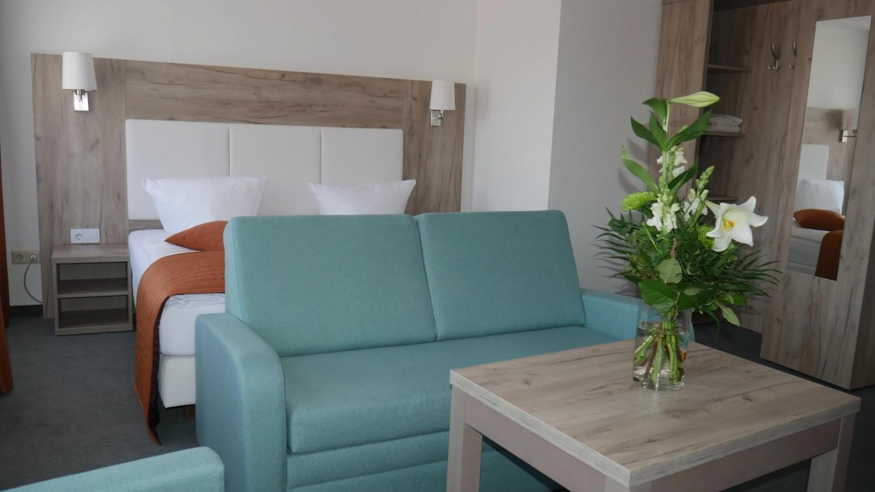 Seating area, Bed in Komfort Hotel Ludwigsburg