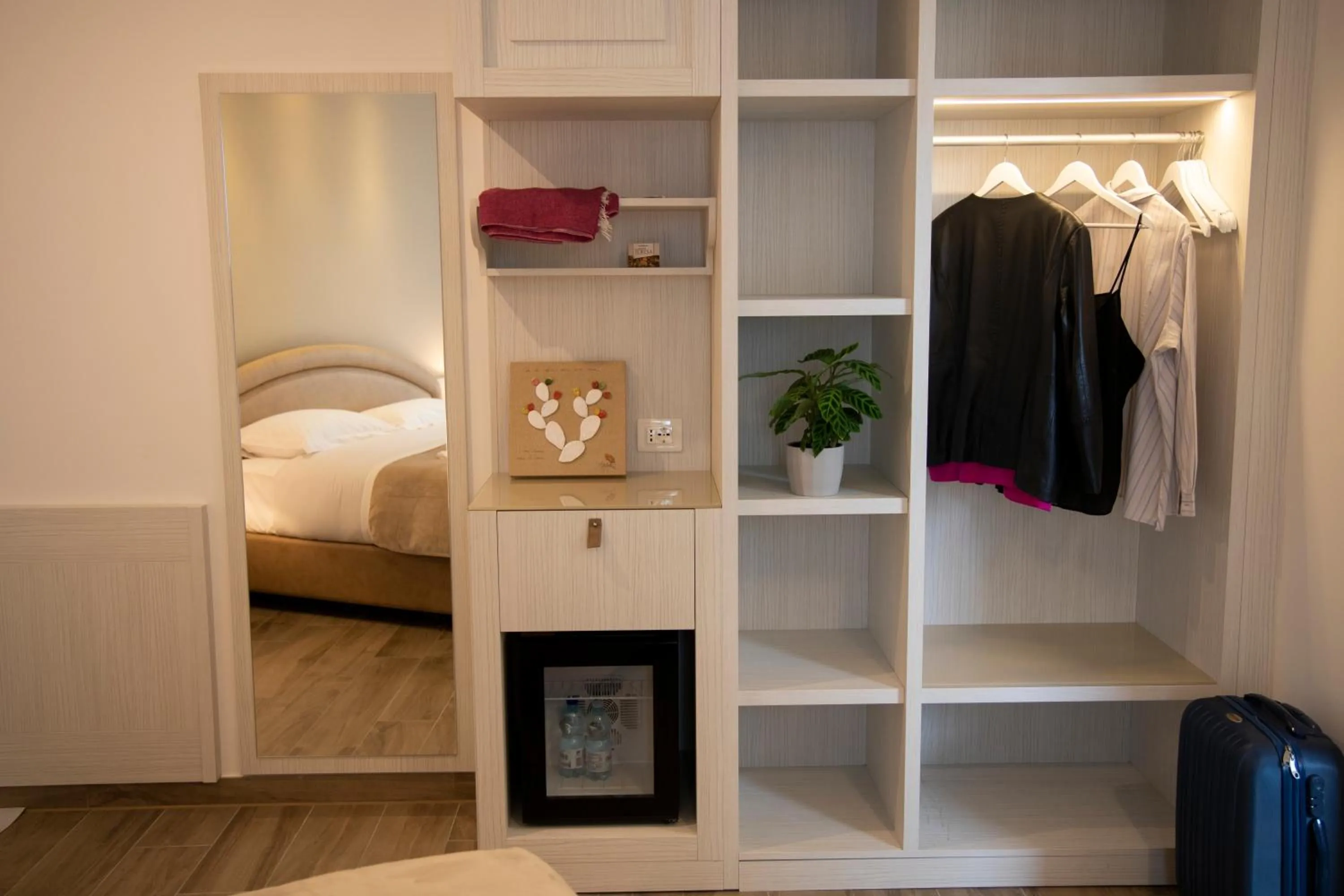 wardrobe, Bed in Hotel Adriatico