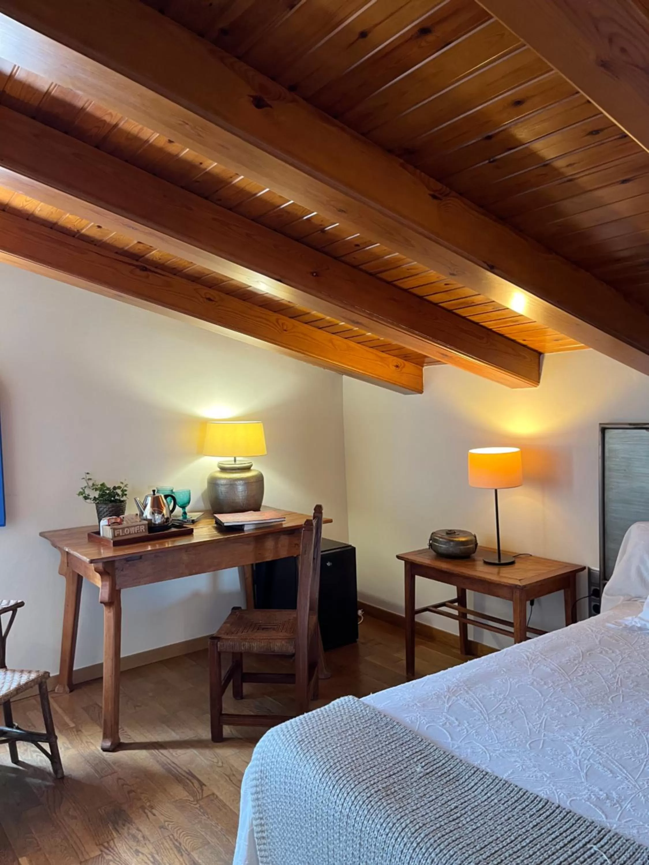 Food and drinks, Bed in Hostal de la Plaça - Hotel Boutique