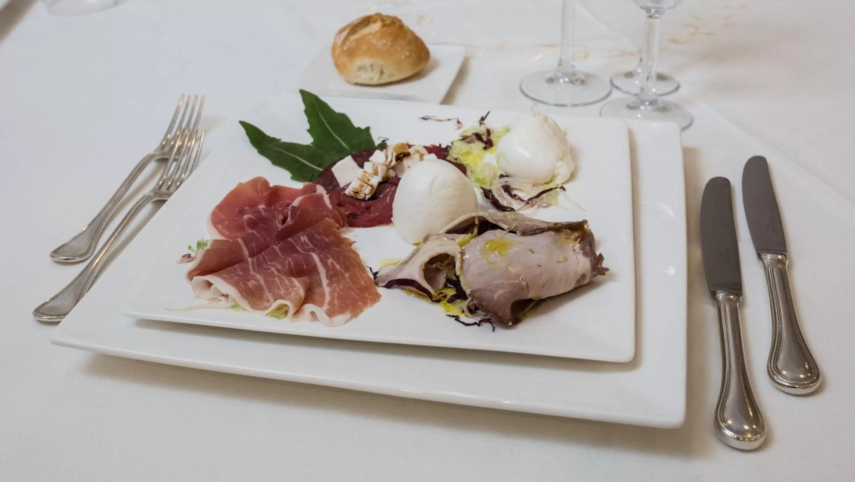 Restaurant/places to eat in Hotel Holiday