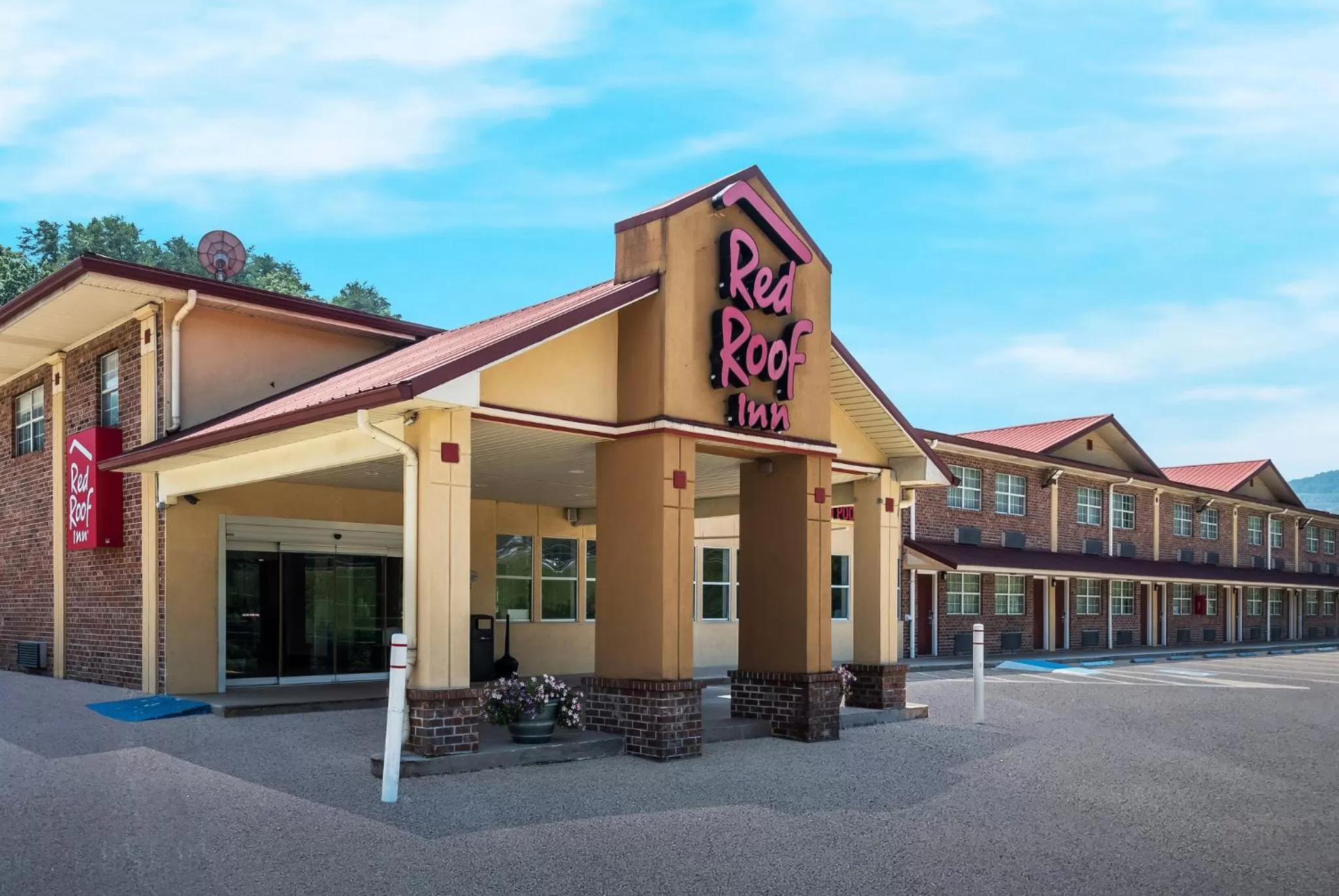 Property building in Red Roof Inn Chattanooga - Lookout Mountain