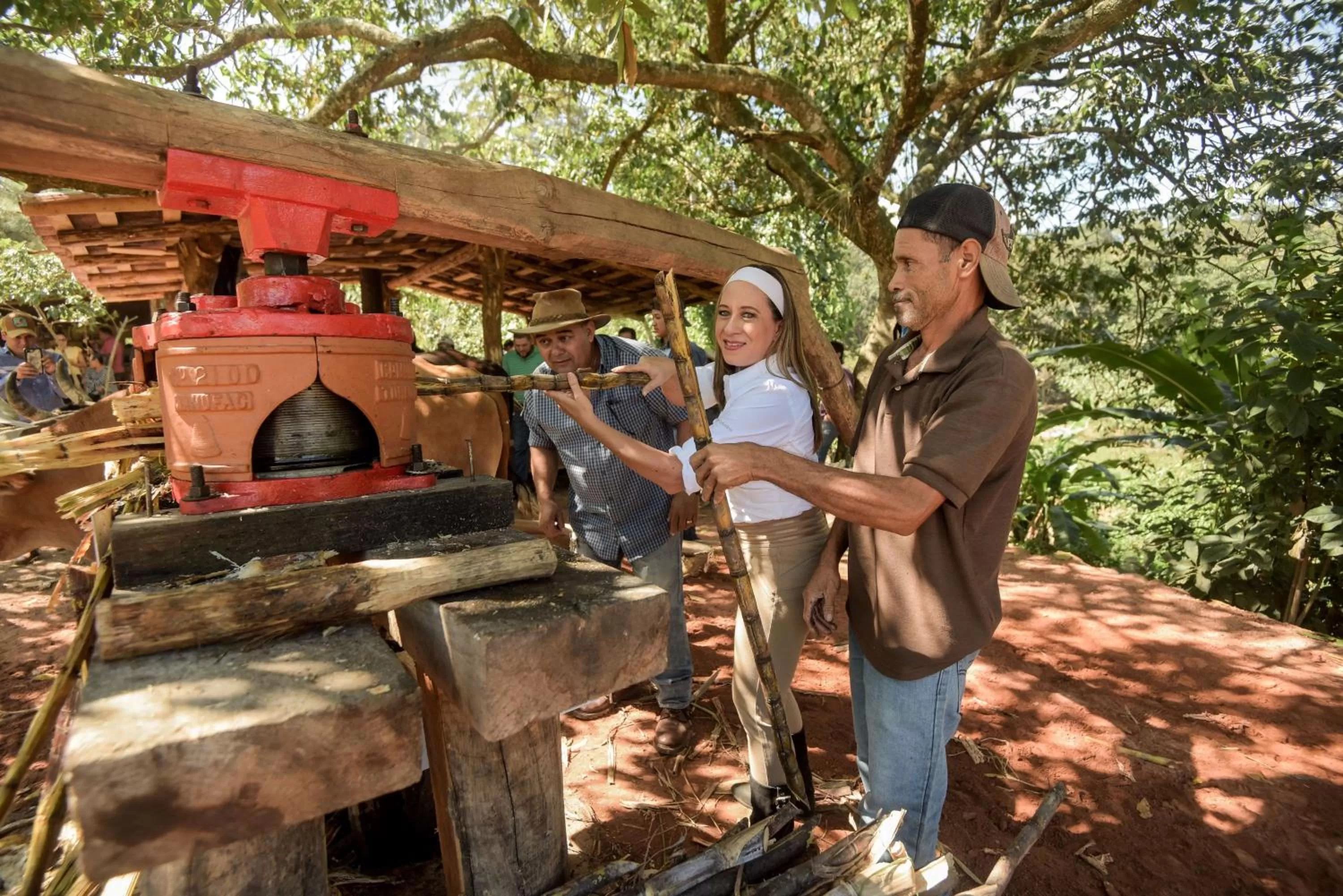 People in Hotel de Campo Villa de Ada