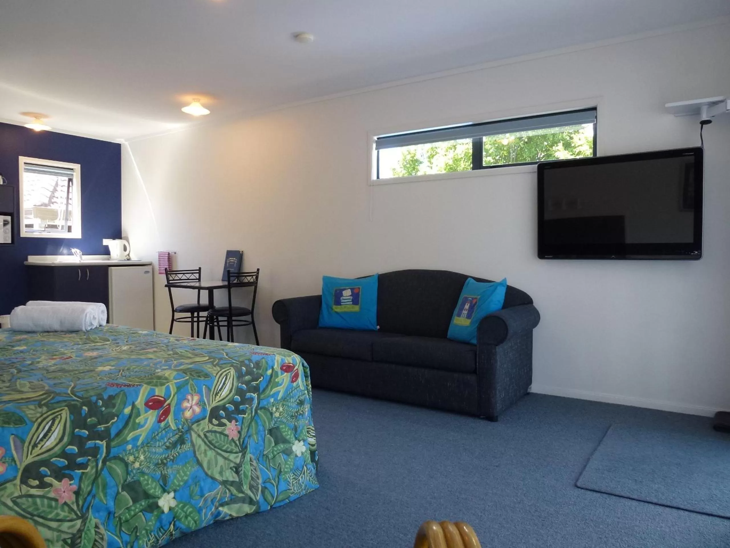 Photo of the whole room, TV/Entertainment Center in Mana-Nui Motel