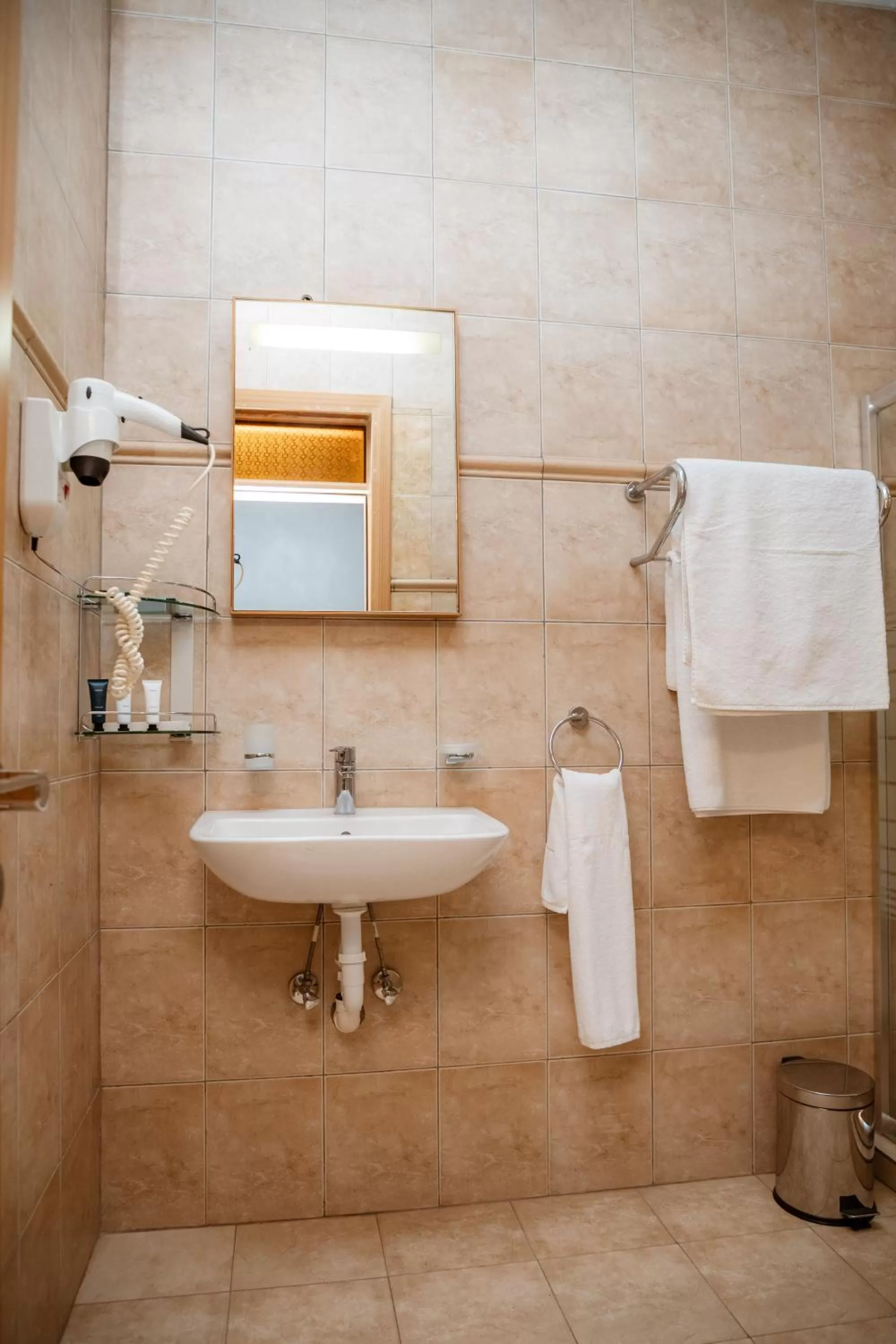 Shower in Ndaru Luxury Suites