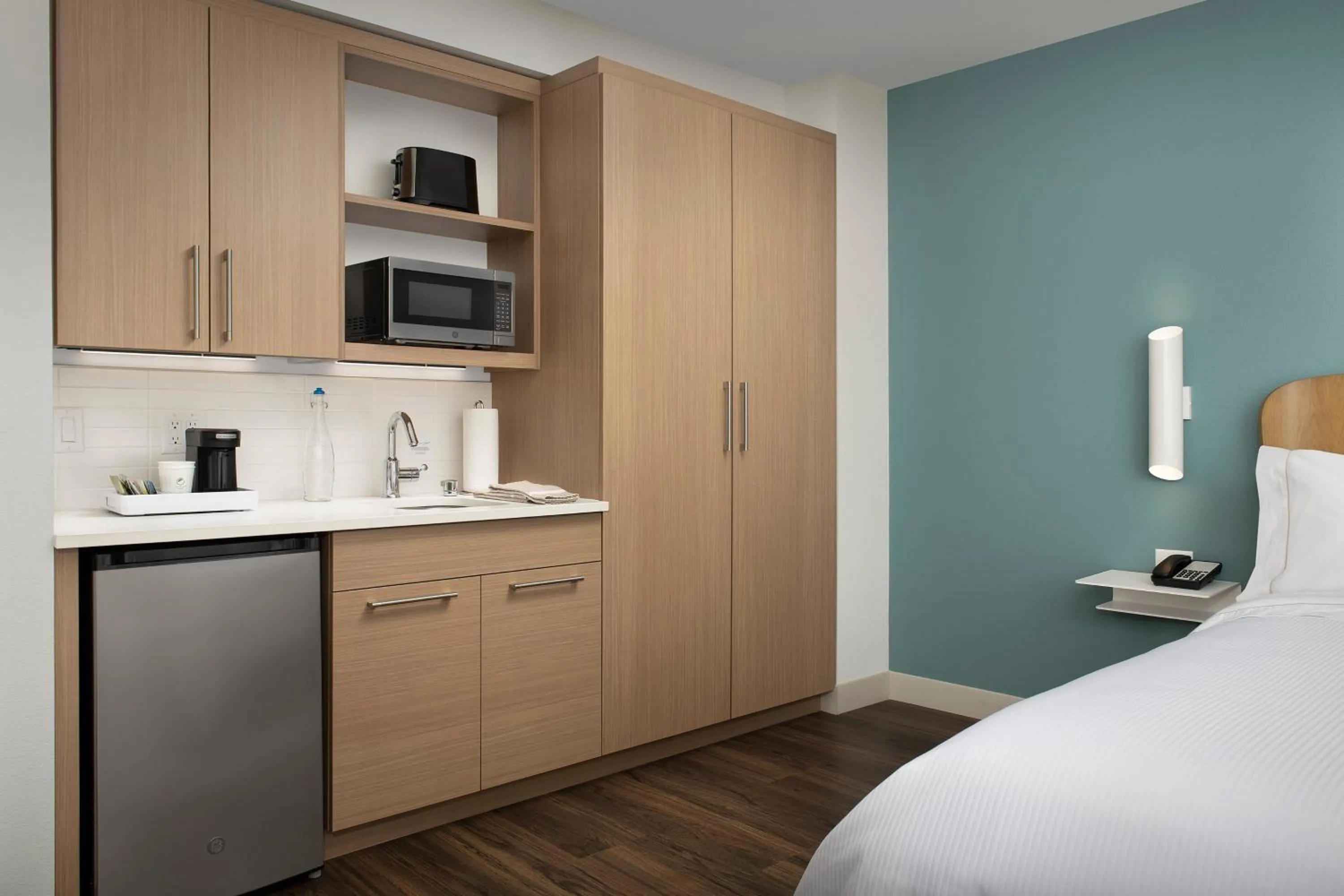 Kitchen or kitchenette, Bed in Element Portland Beaverton