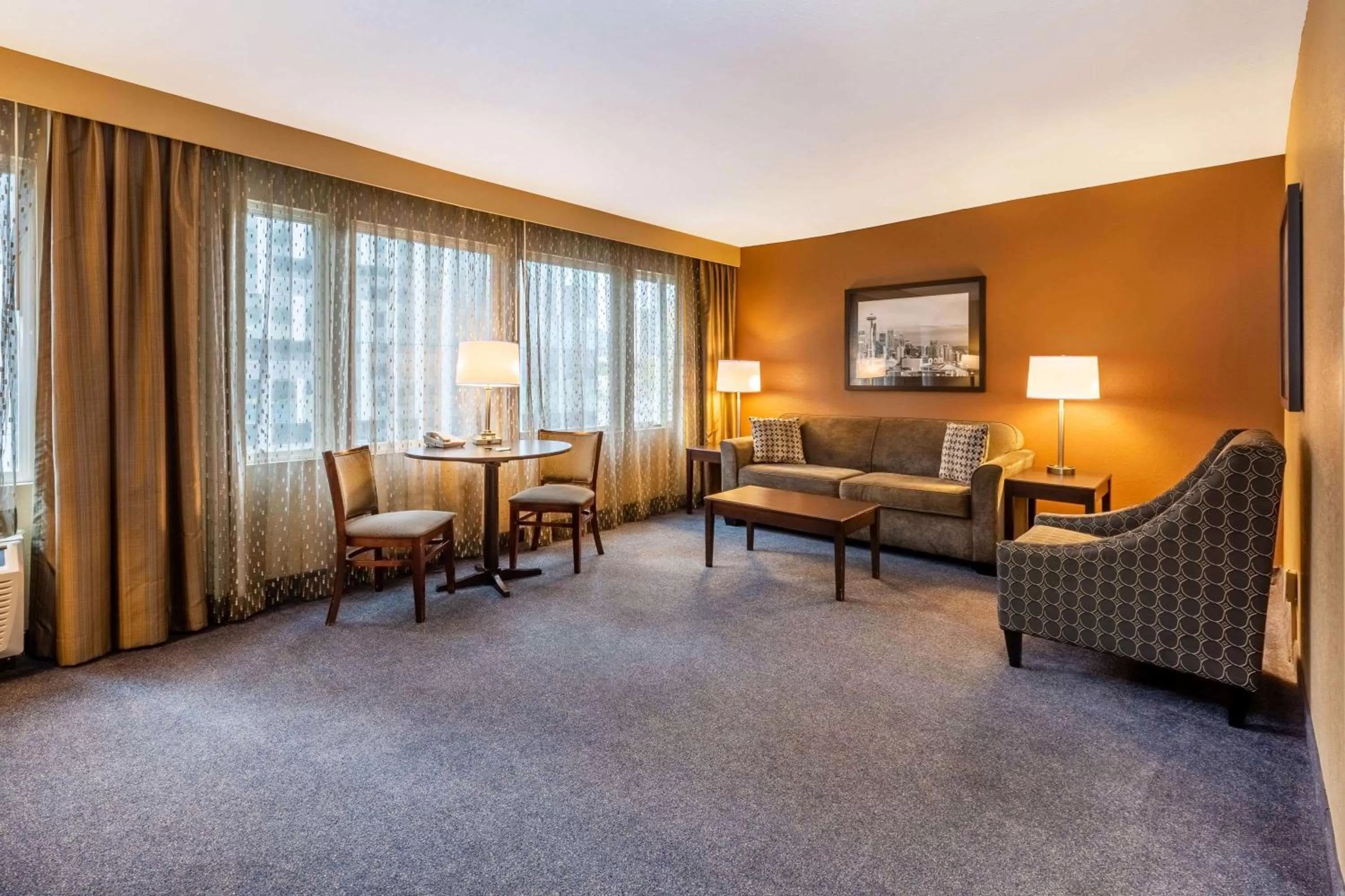 Living room in La Quinta by Wyndham Seattle Downtown