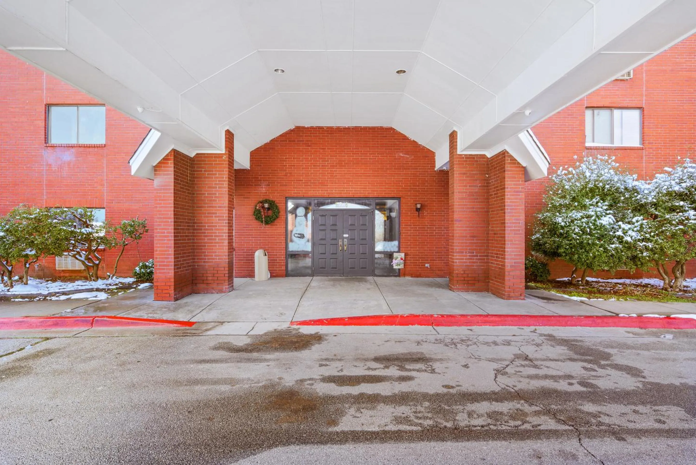 Facade/entrance in OYO Hotel Edmond - University of Central Oklahoma