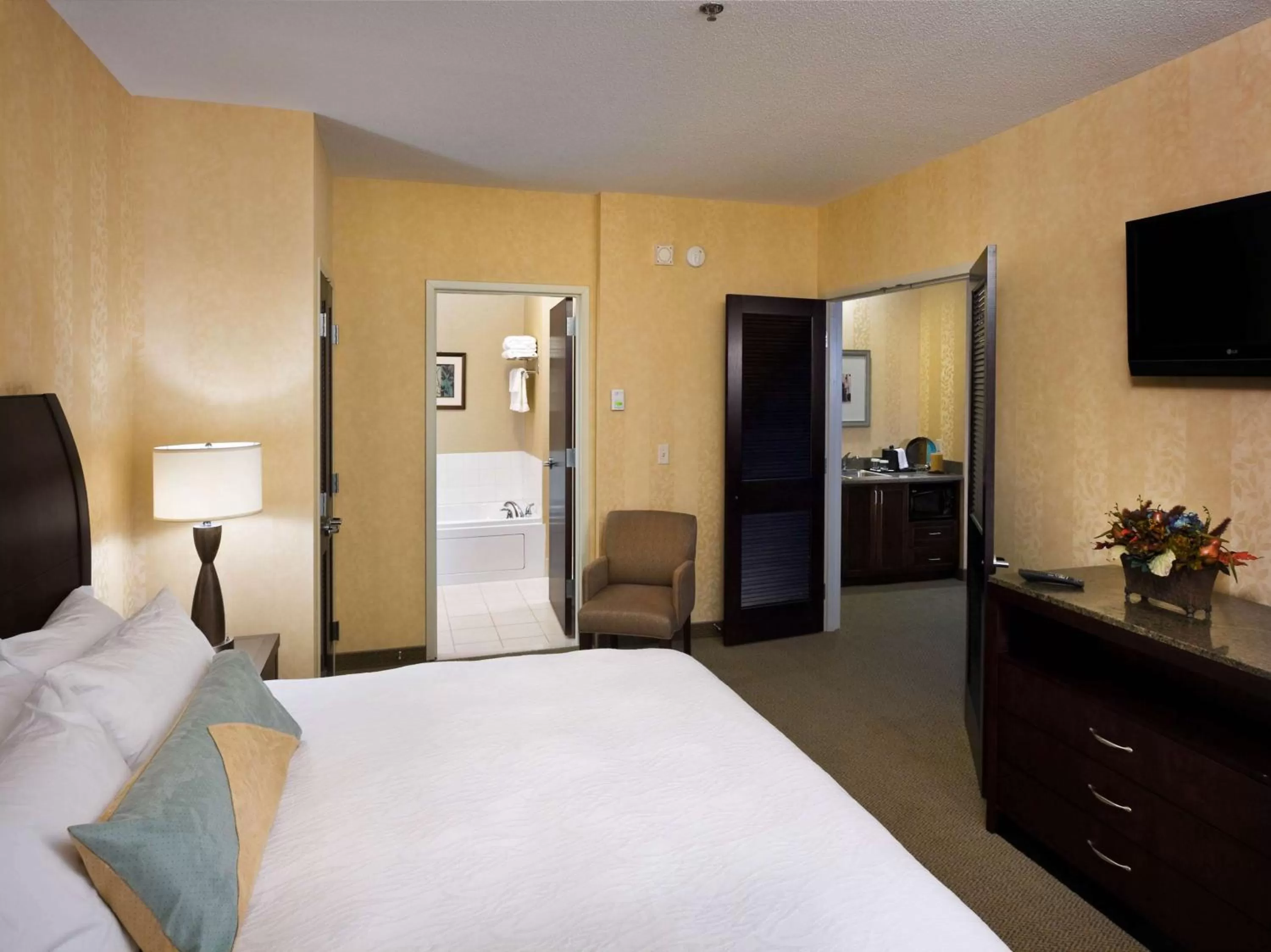 Deluxe One-Bedroom King Suite in Hilton Garden Inn Mankato Downtown