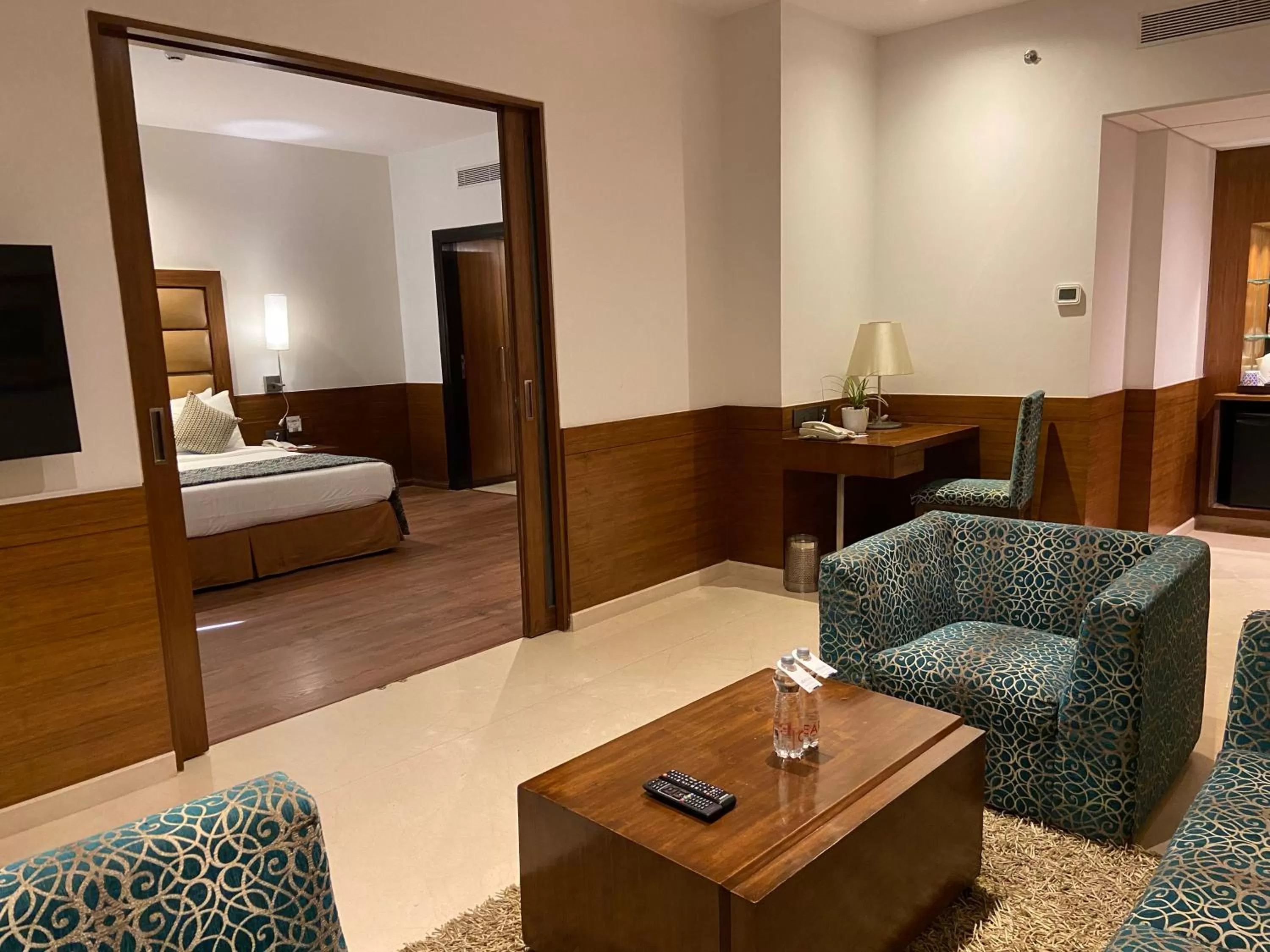 Living room, Bed in Fortune Select Exotica, Navi Mumbai - Member ITC Hotels' Group