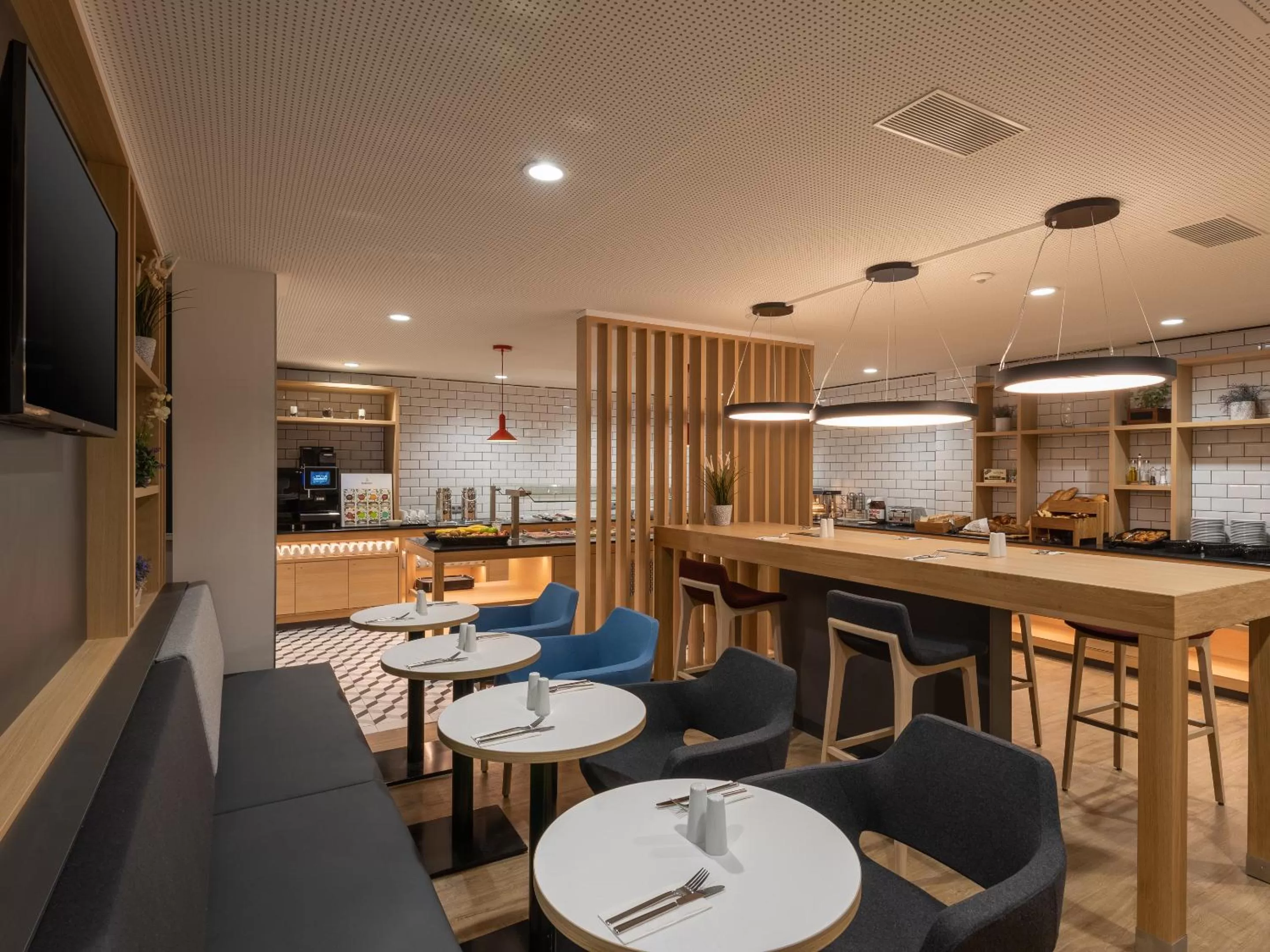 Breakfast in Holiday Inn Express - Hamburg South A7-AS42 by IHG