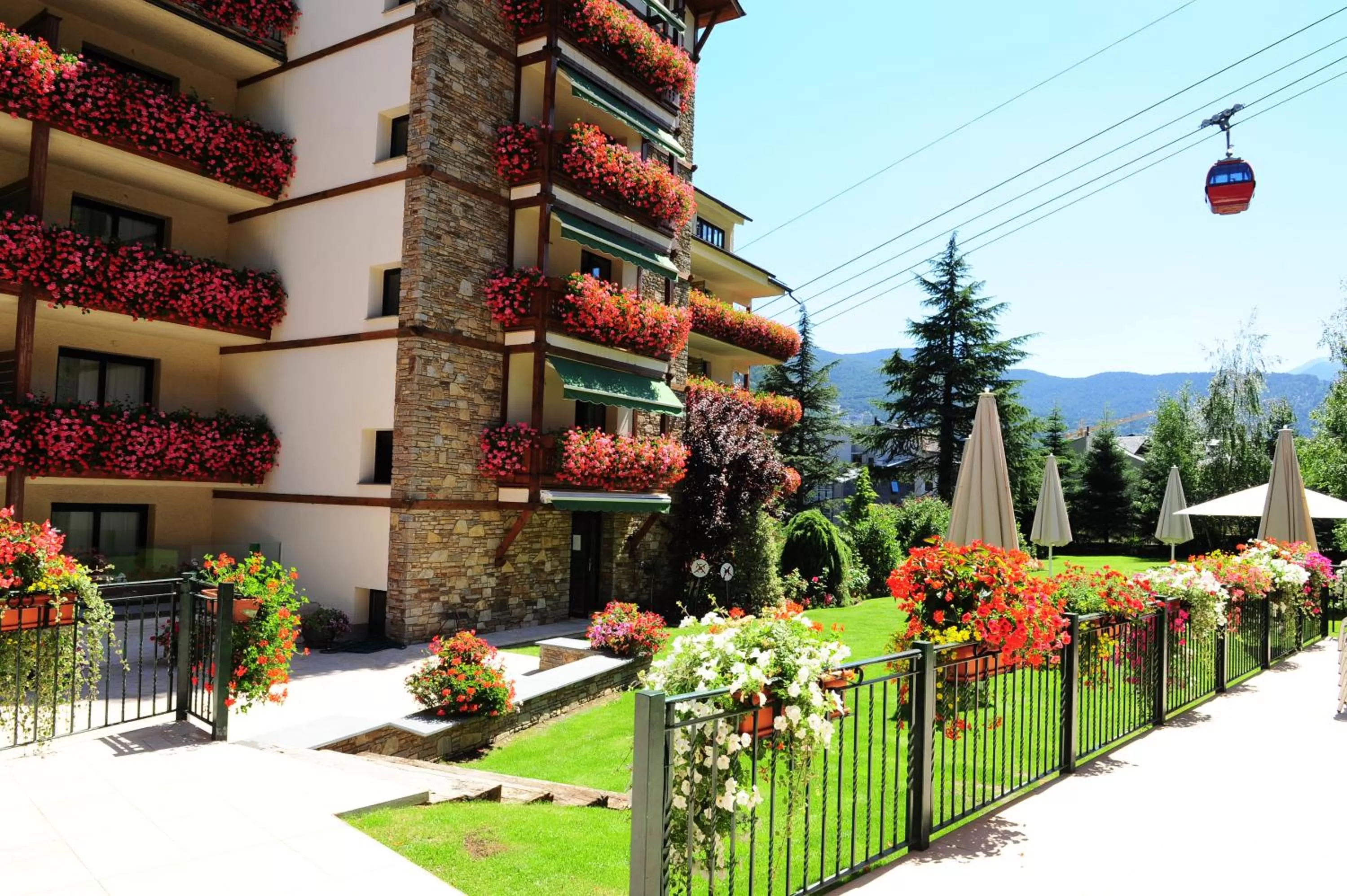 Property building in Rutllan & Spa