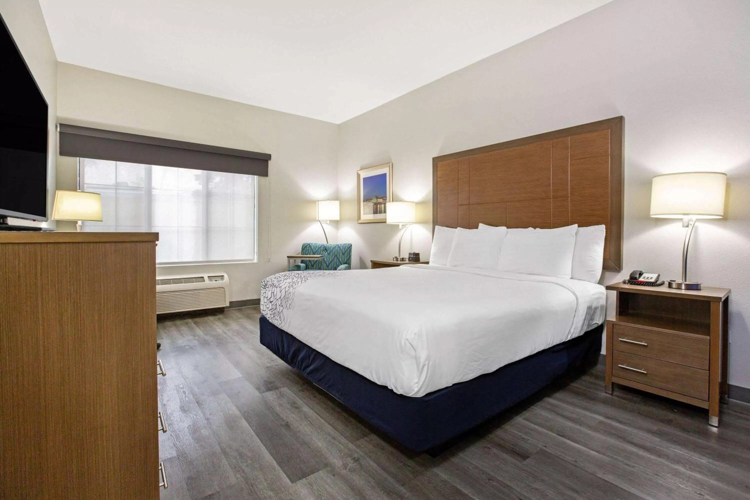 Photo of the whole room, Bed in La Quinta by Wyndham NE Long Beach/Cypress