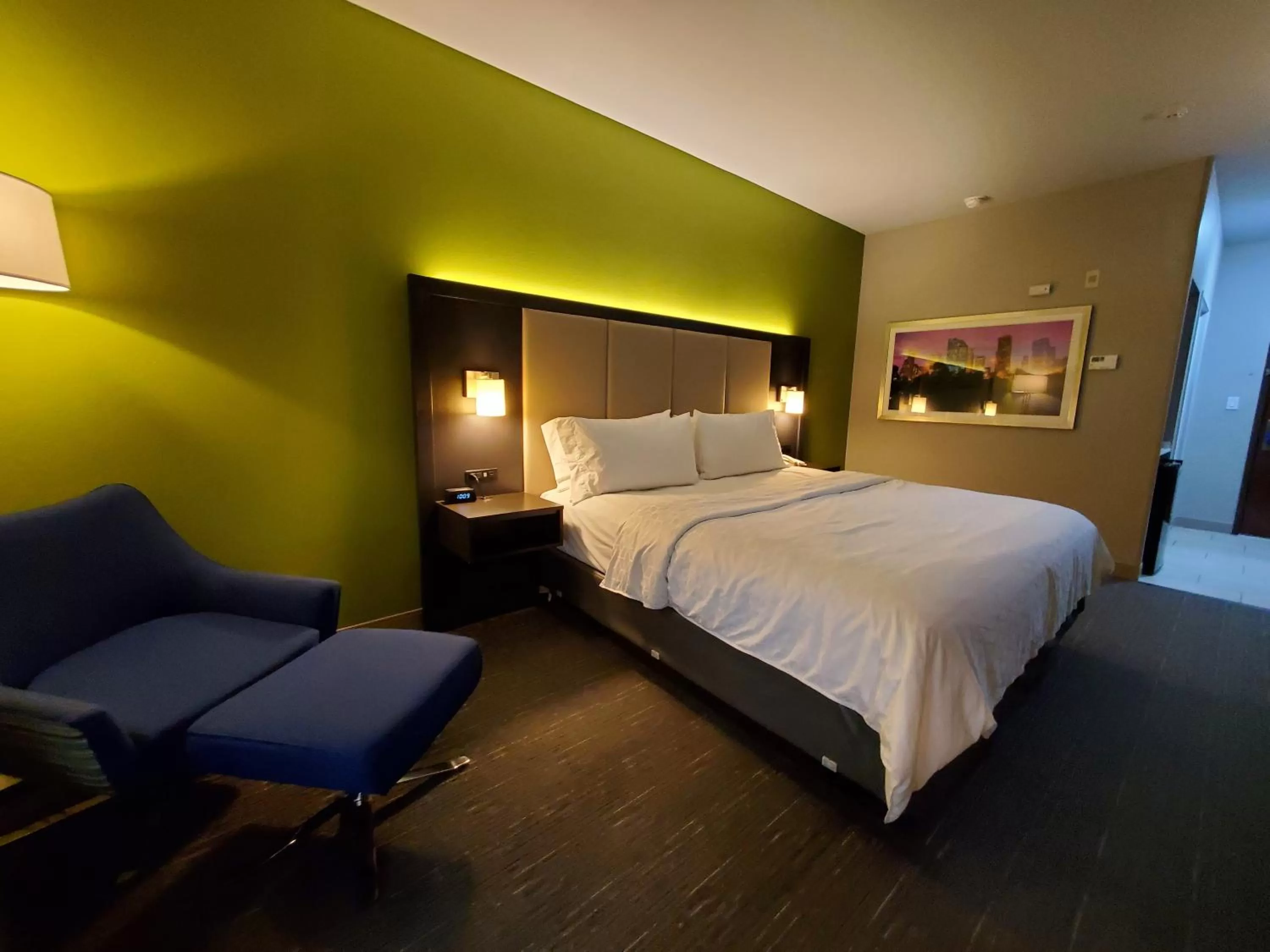 Bed in Holiday Inn Express Pearland by IHG
