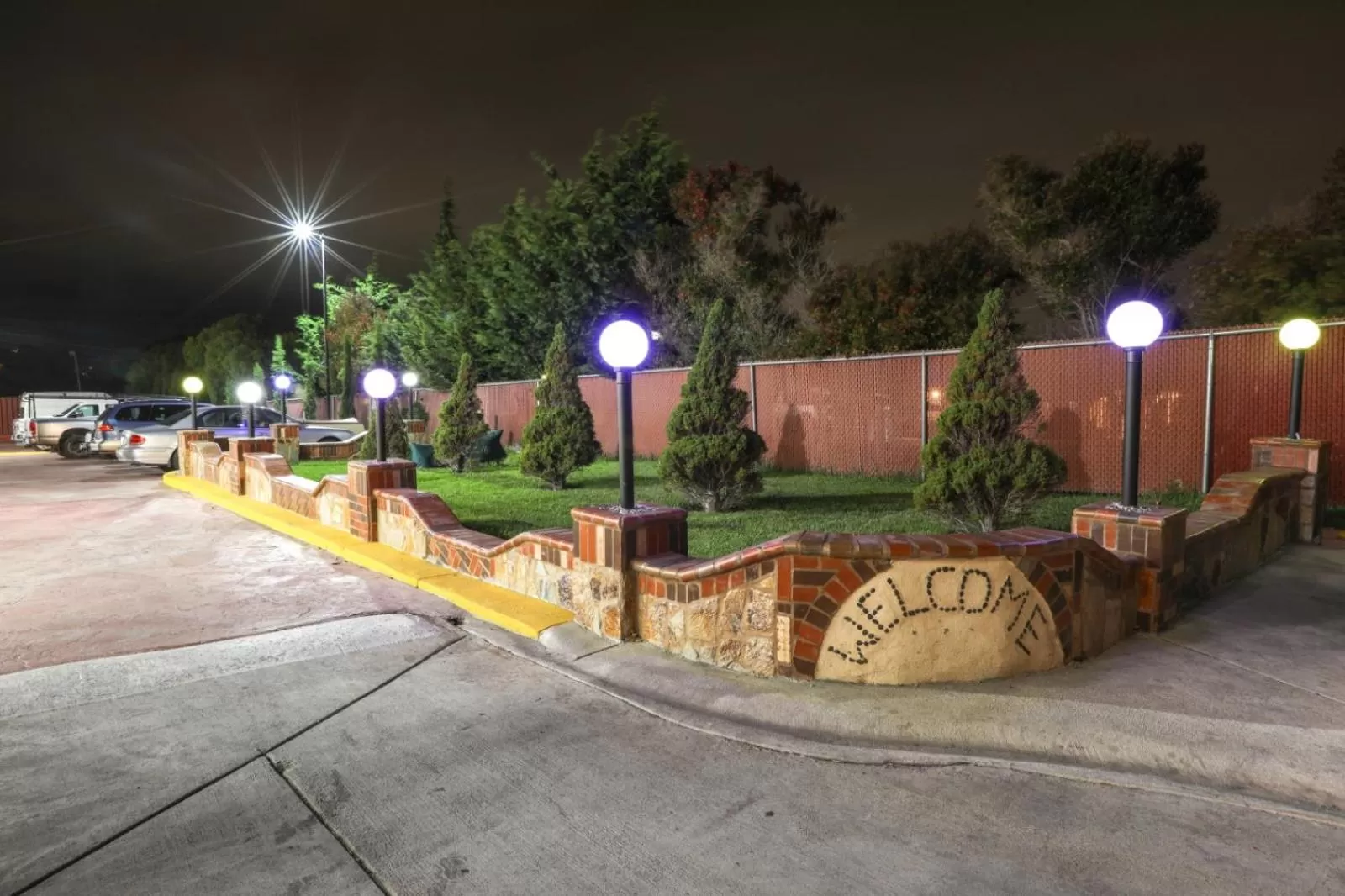Garden in Motel 7 - Near Six Flags, Vallejo - Napa Valley