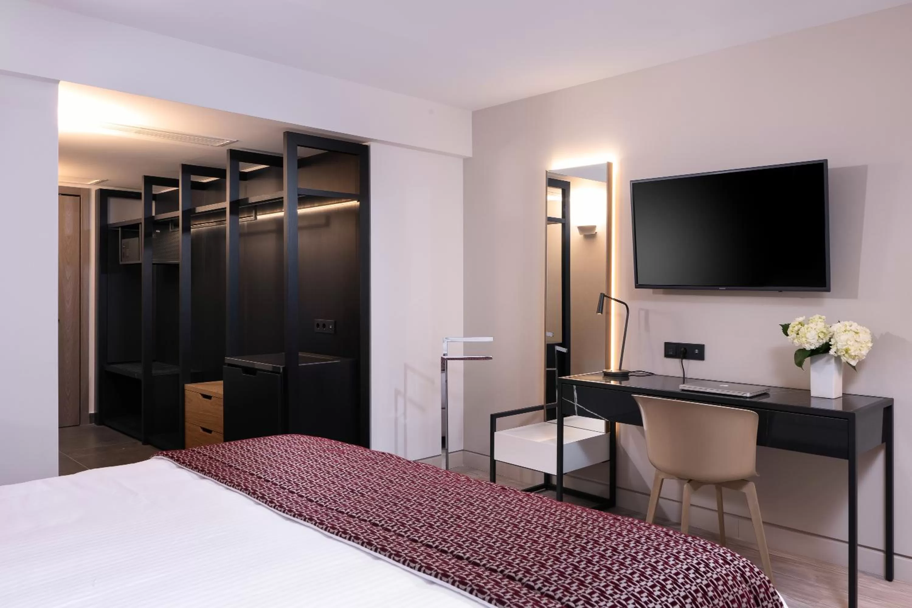 Photo of the whole room, Bed in S Hotel Boutique Thessaloniki