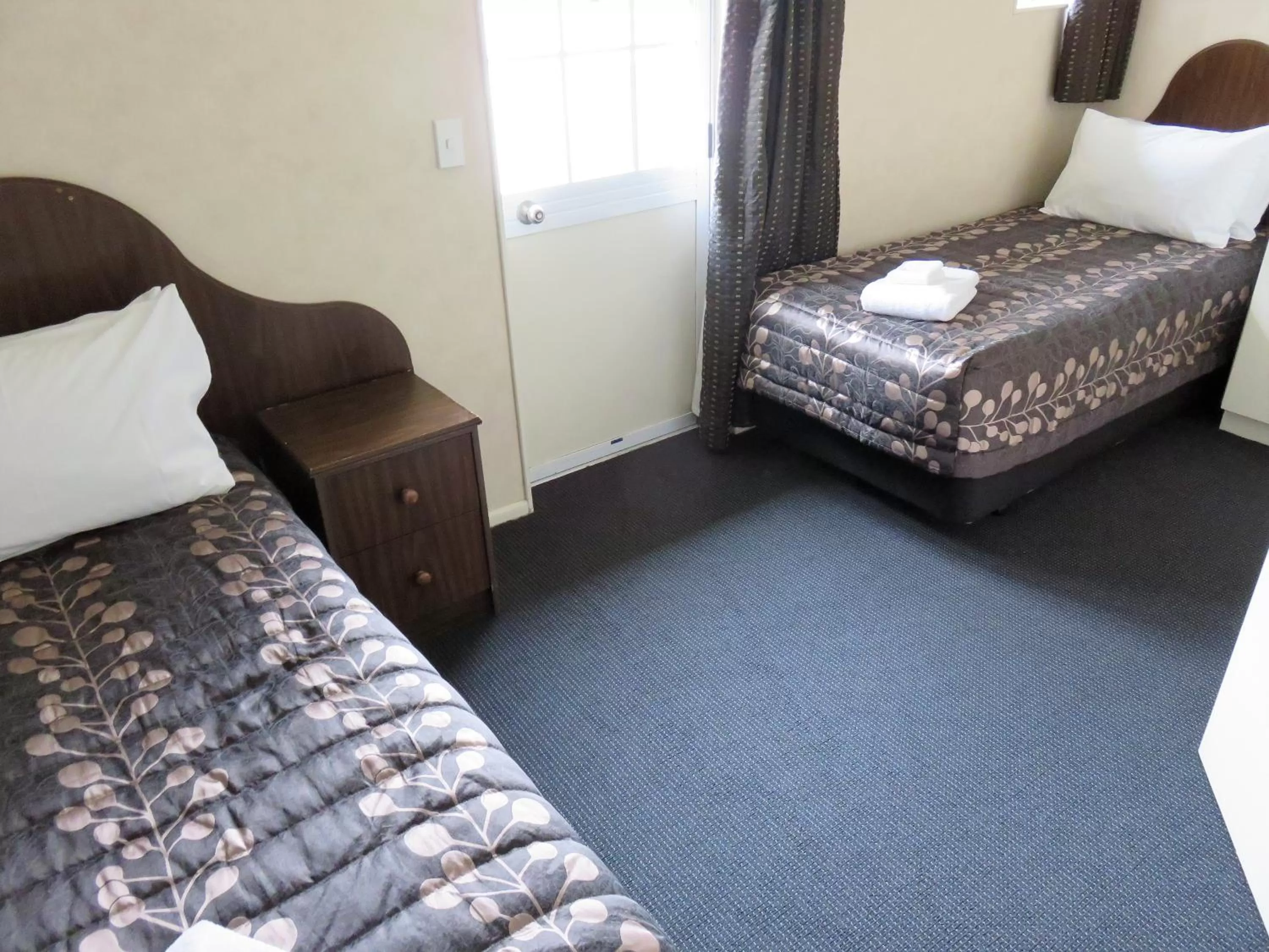 Bedroom, Bed in Admirals Motor Lodge