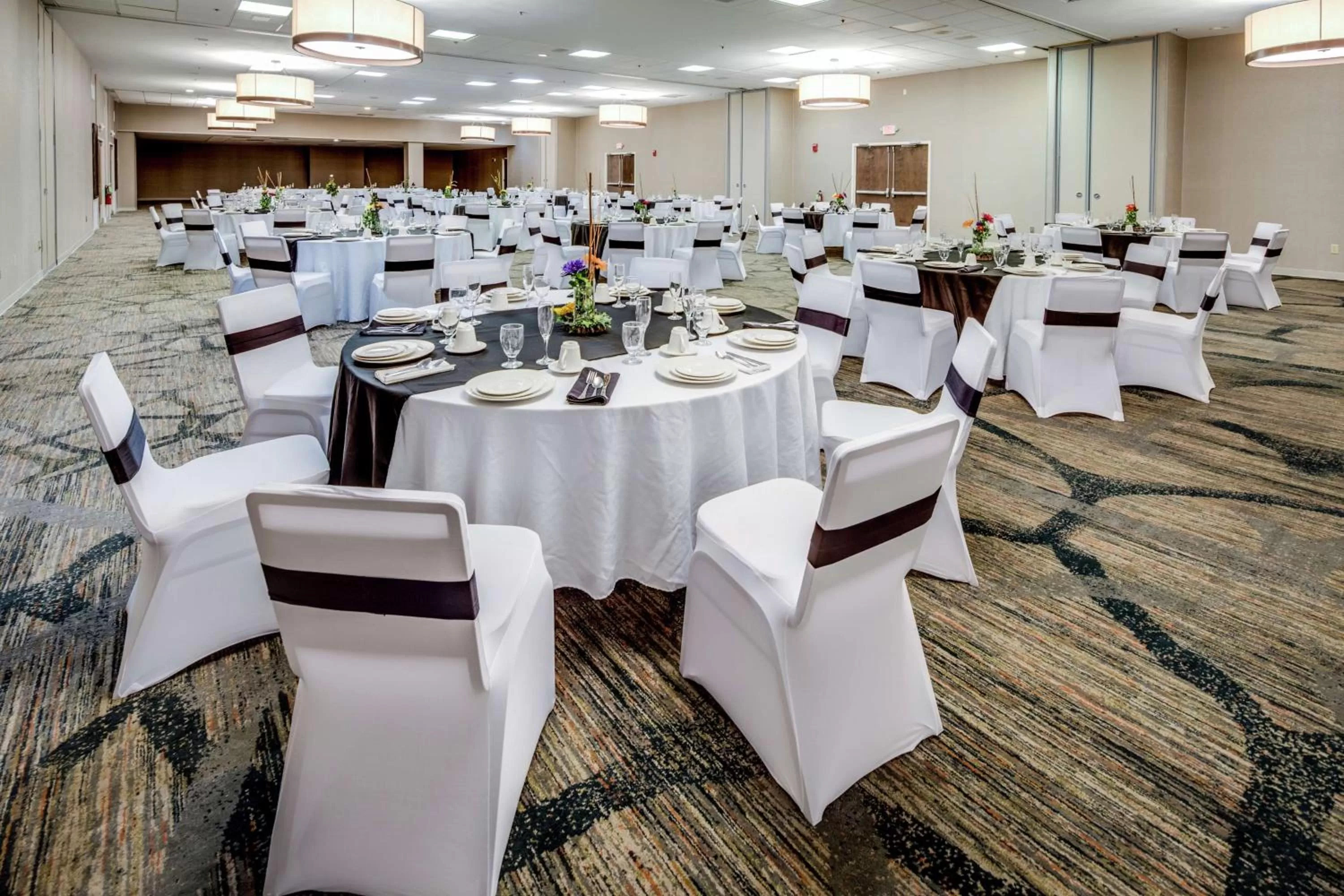 Dining area in DoubleTree by Hilton Huntington, WV