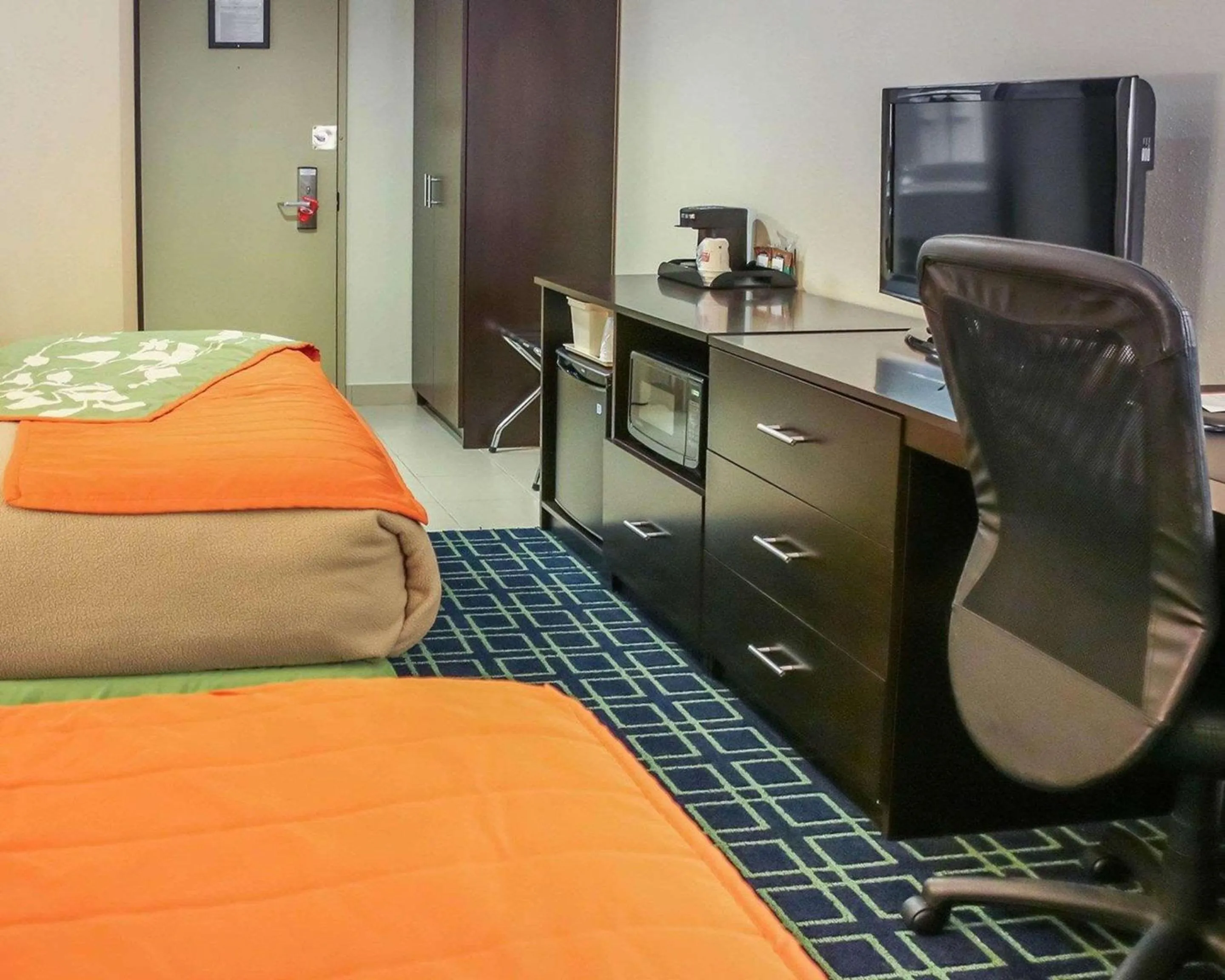 Photo of the whole room, Bed in Econo Lodge