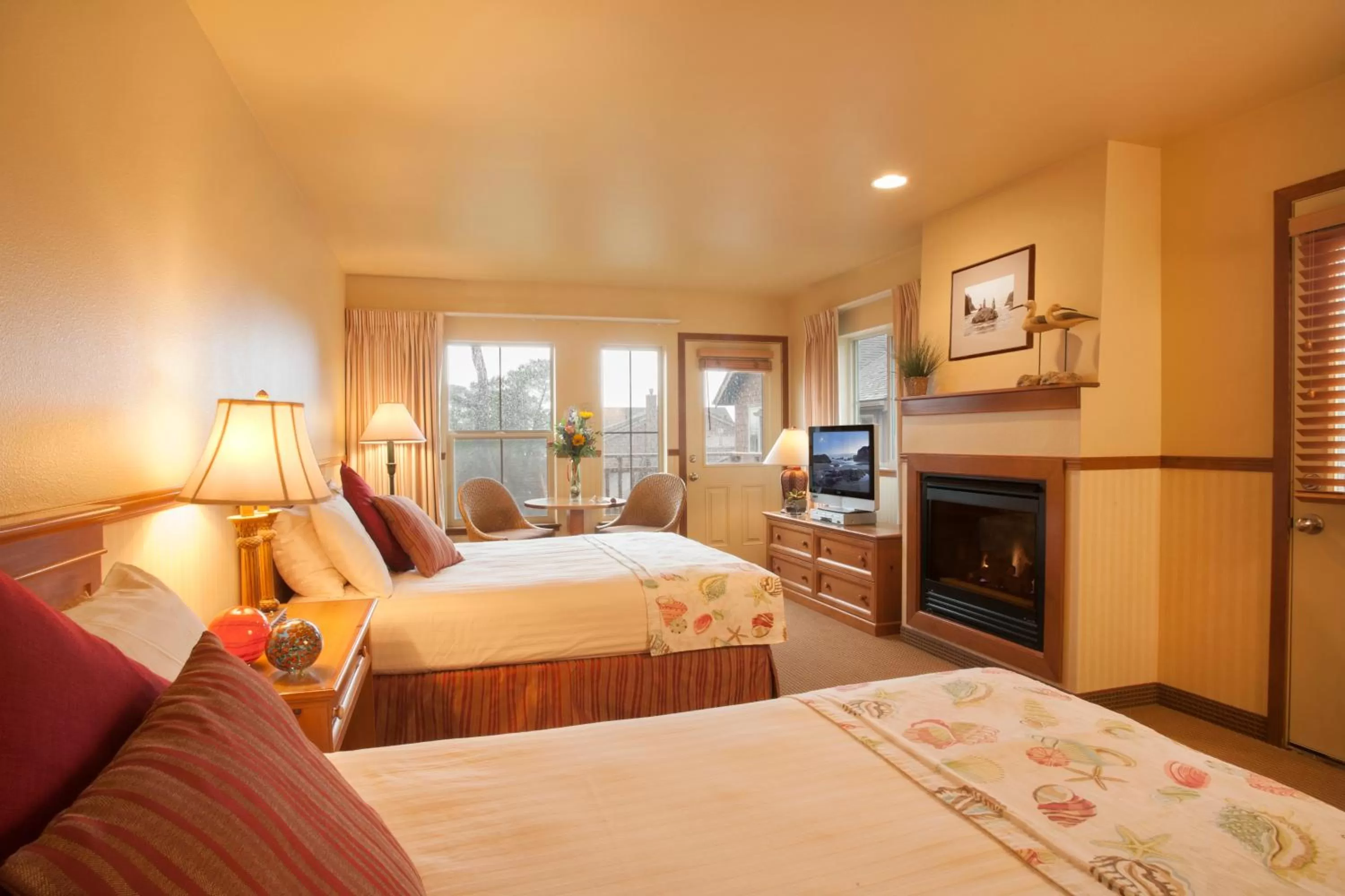 Classic Double Queen Room, 1st Floor, Pets Allowed in Inn at Cannon Beach