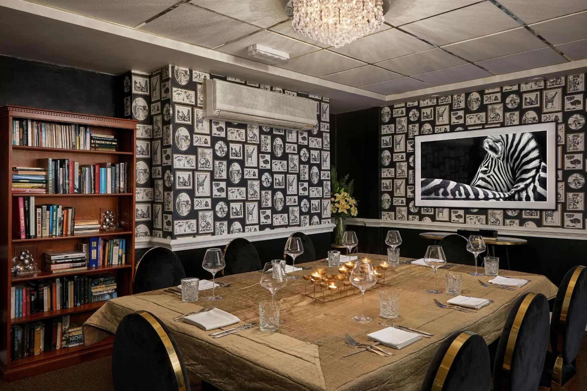 Restaurant/places to eat in The Royal Adelaide Hotel