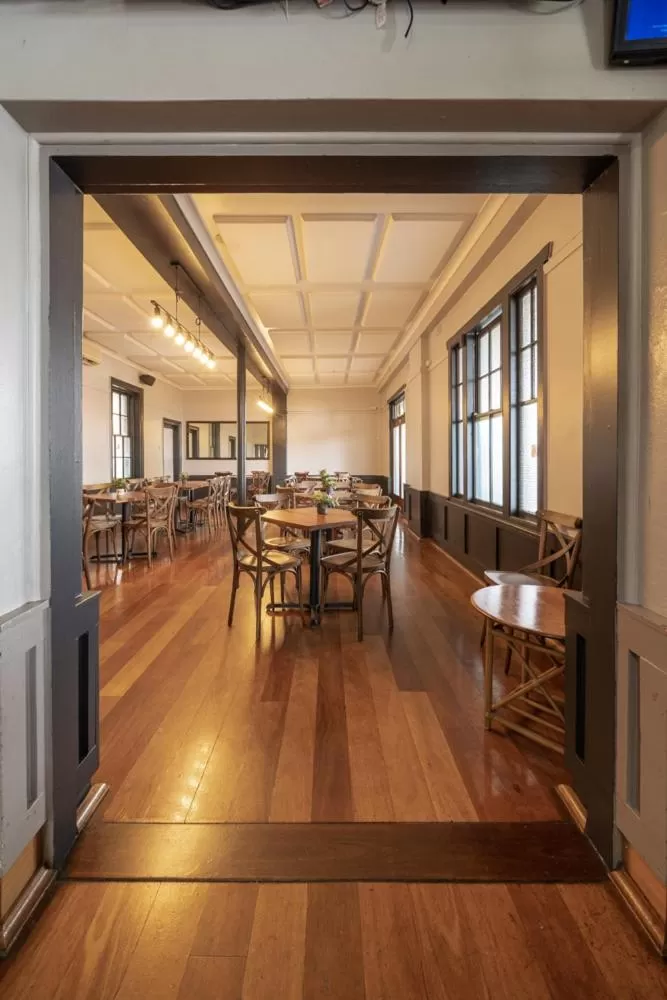 Restaurant/places to eat in Crown Hotel Motel