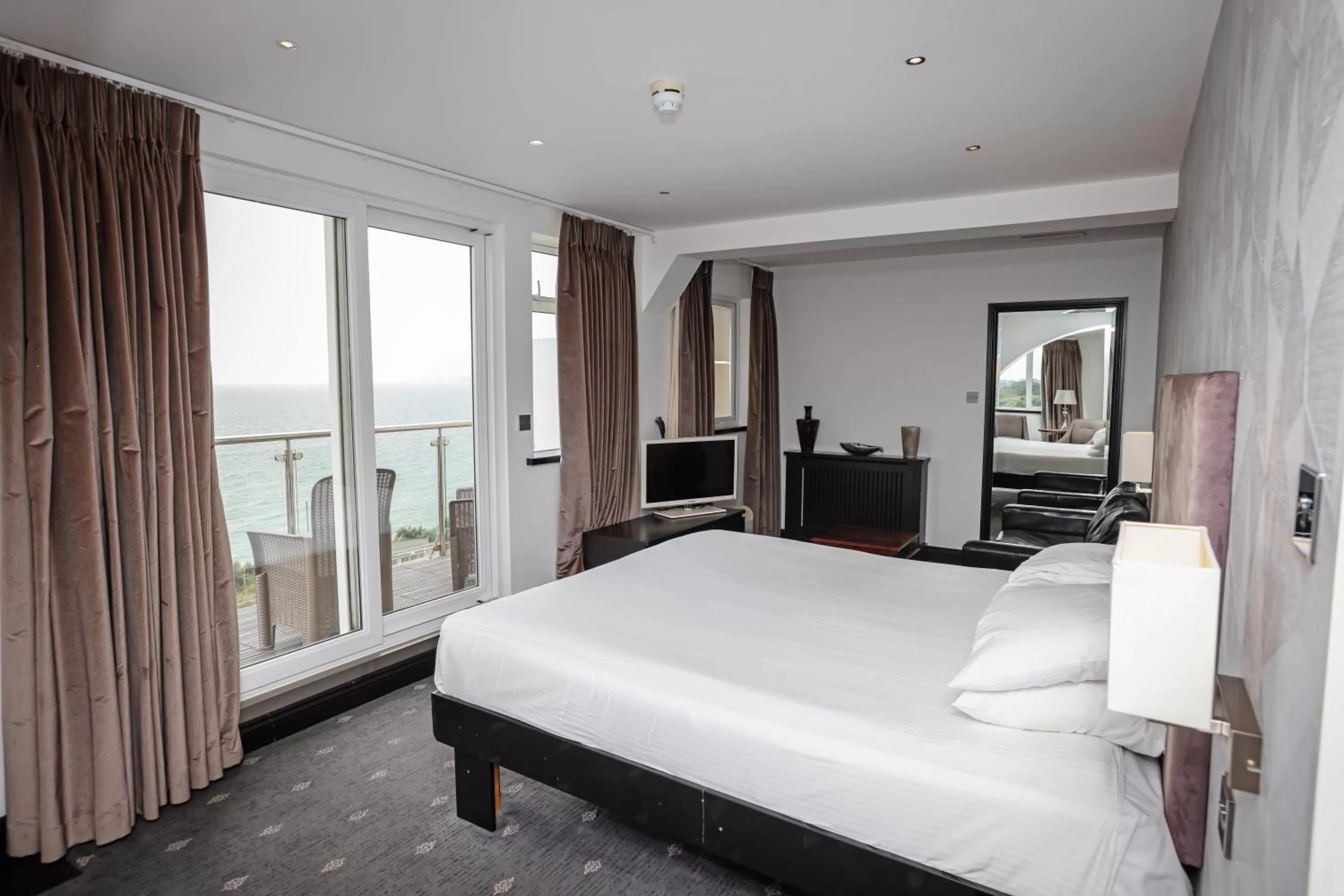 Bed in Suncliff Hotel - OCEANA COLLECTION