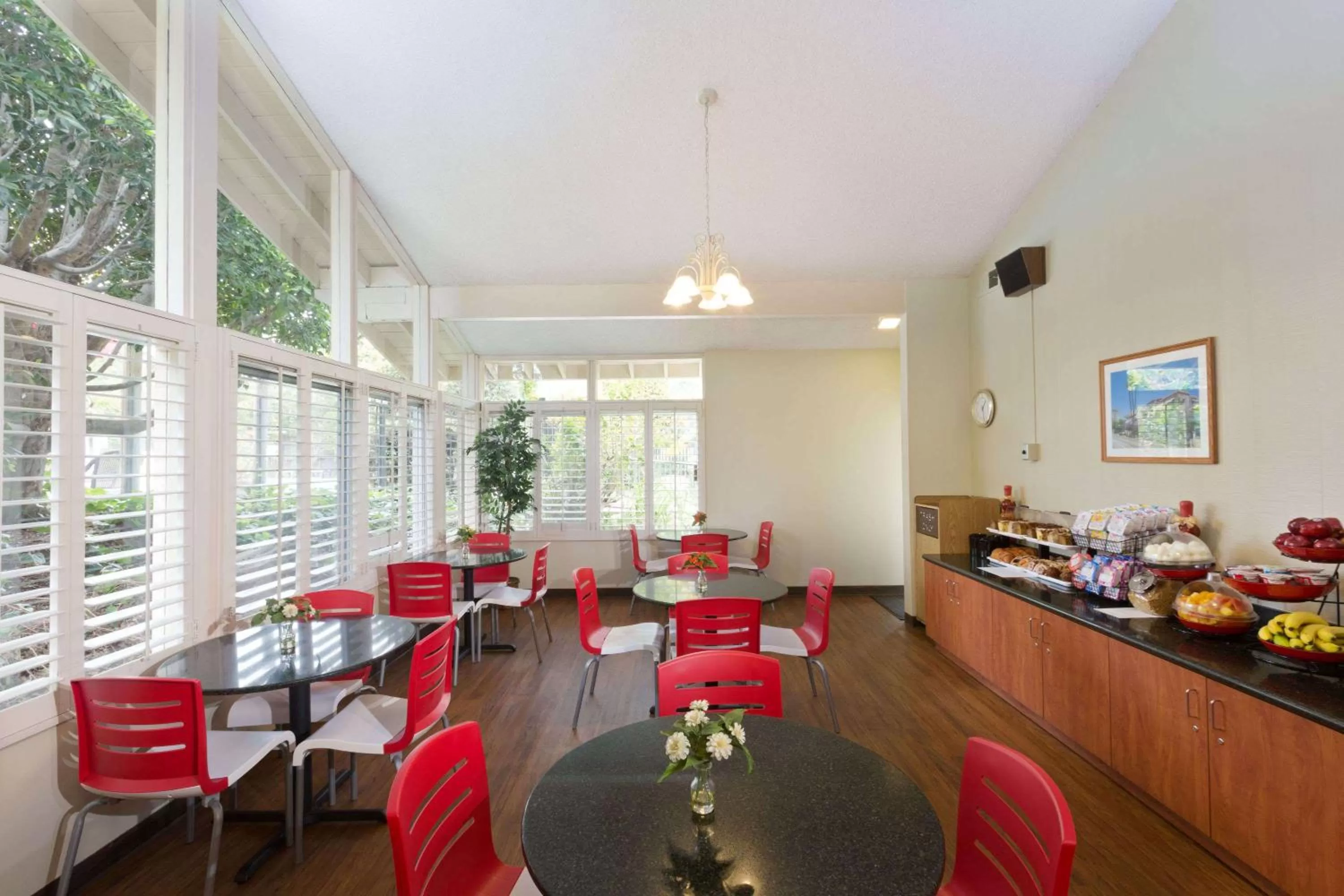 Restaurant/places to eat in Ramada by Wyndham Santa Barbara