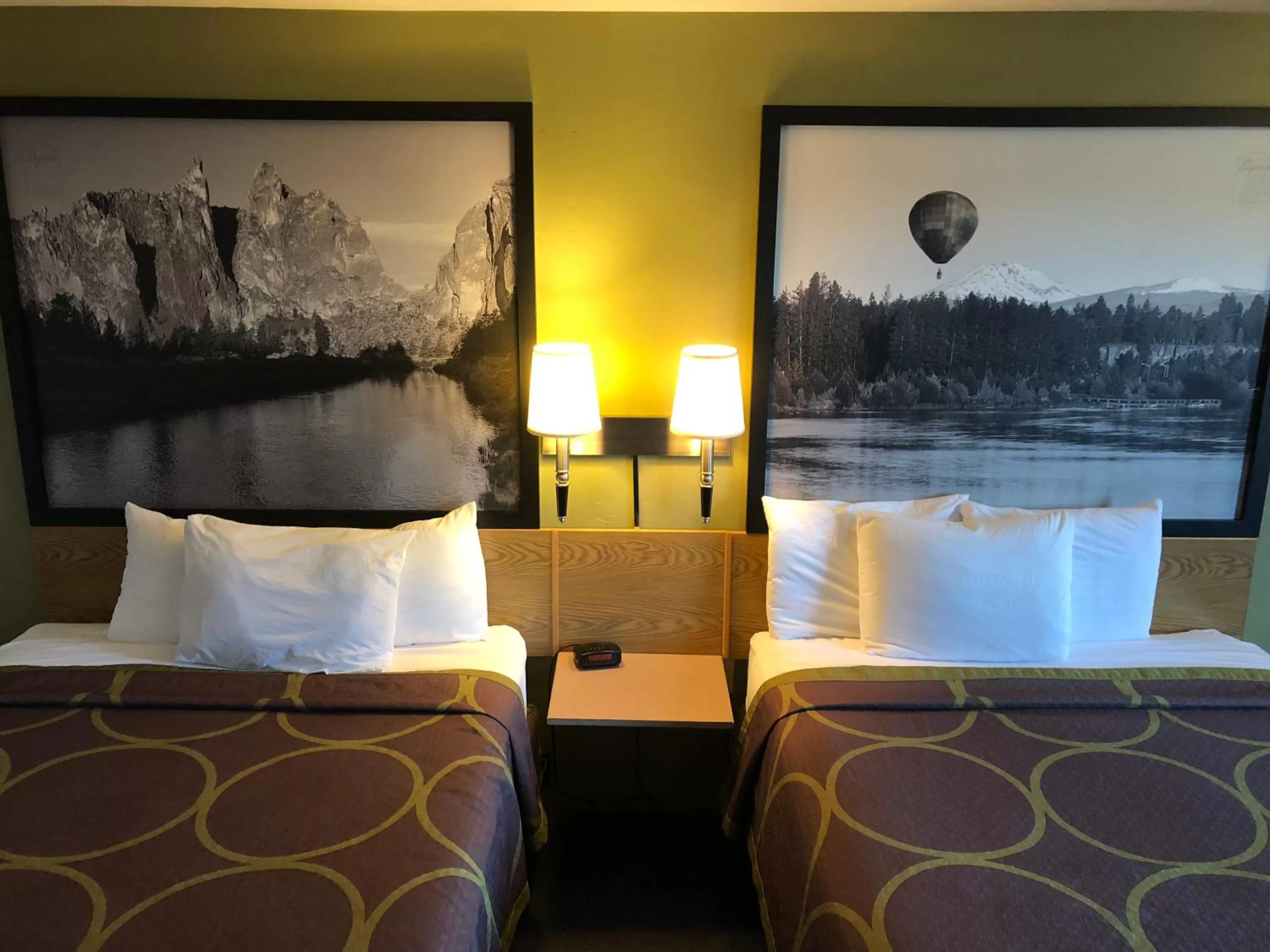 Bedroom, Bed in Super 8 by Wyndham Redmond