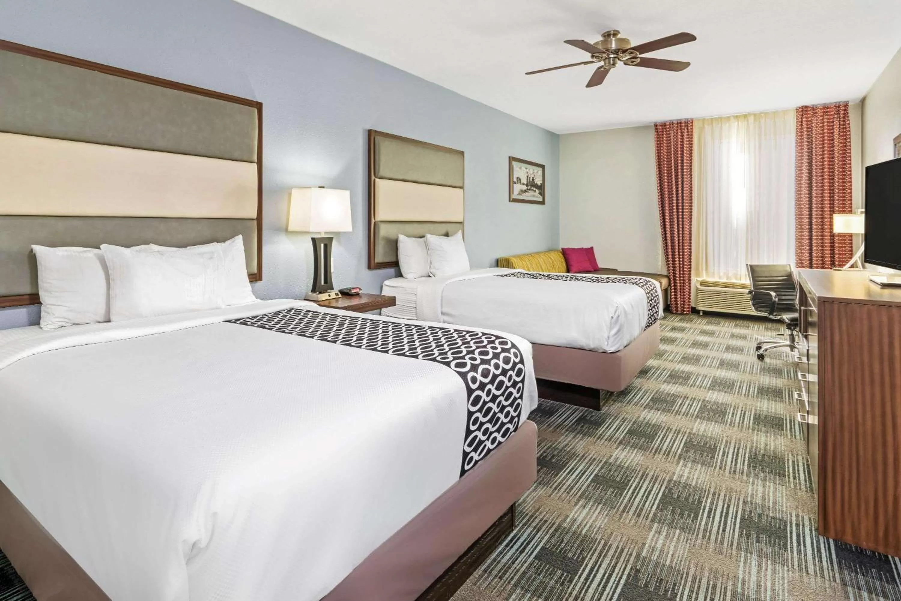 Photo of the whole room, Bed in La Quinta by Wyndham Guthrie