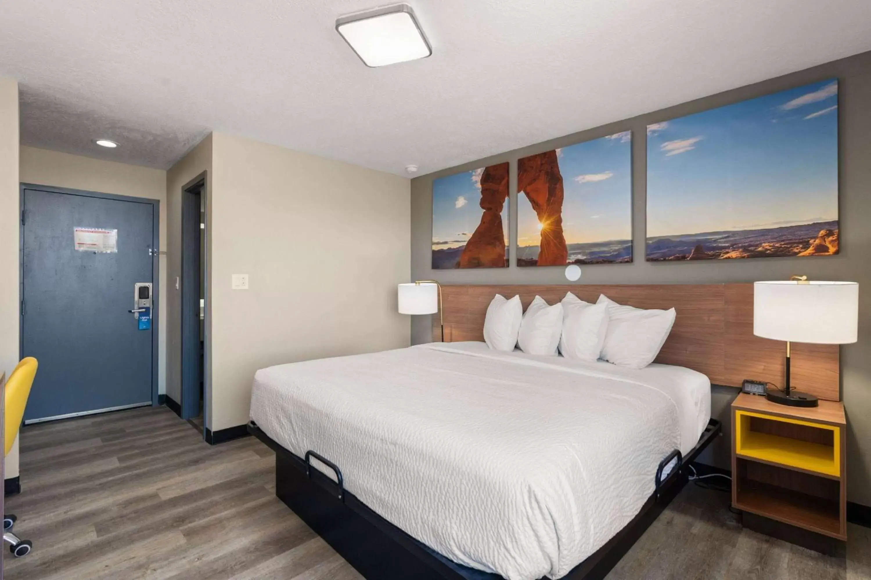 King Room with Mobility Access and Bathtub with Grab Bars, Non-Smoking in Days-Inn by Wyndham Albuquerque I-25 King Room with Mobility Access and Bathtub with Grab Bars, Non-Smoking in Days-Inn by Wyndham Albuquerque I-25
