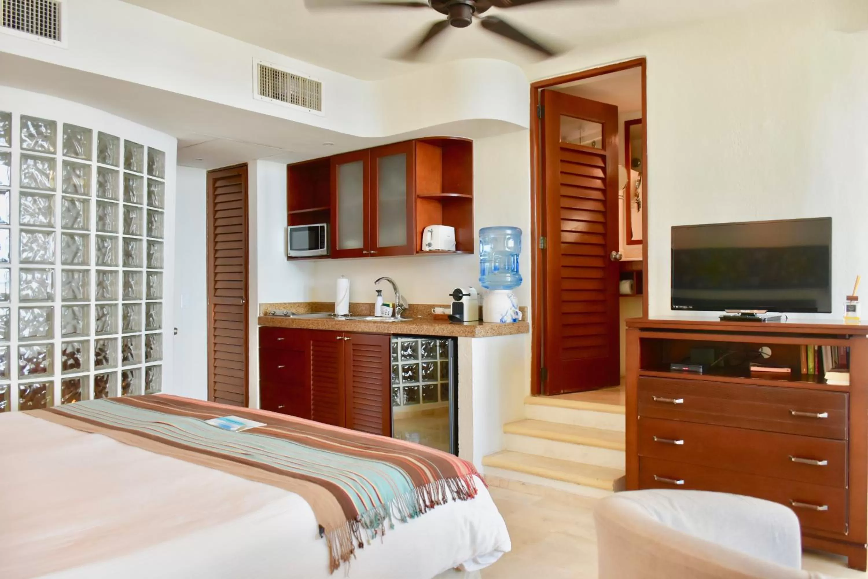 TV and multimedia, Bed in Playa Palms Beach Hotel