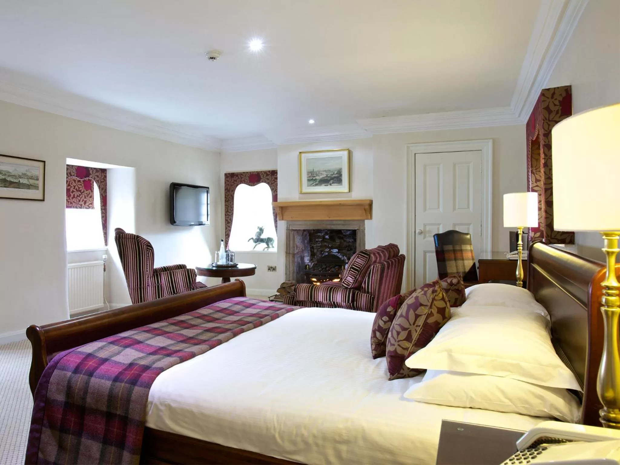 Bedroom, Bed in Macdonald Houstoun House