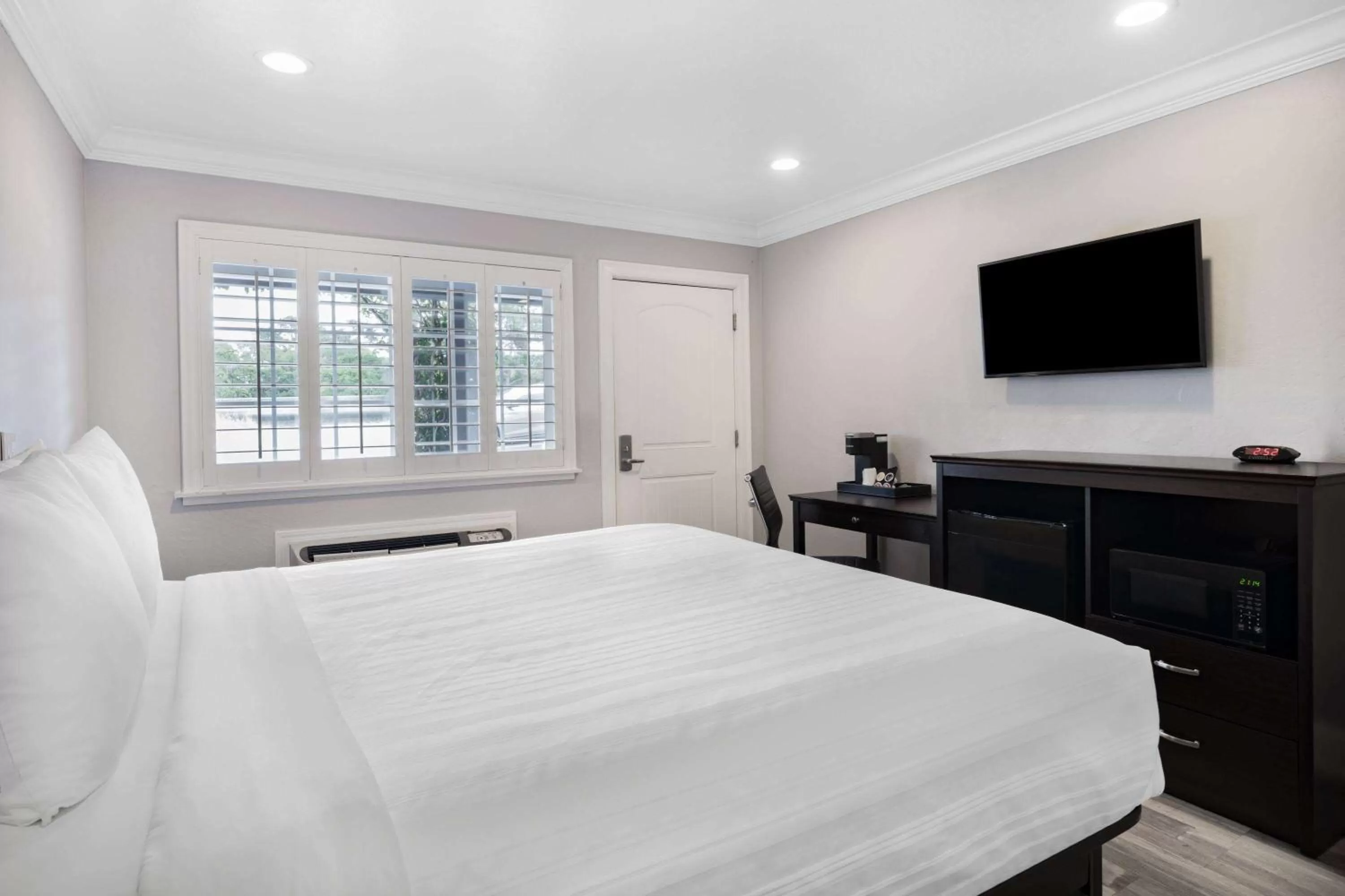 Photo of the whole room, Bed in Aura Inn Monterey