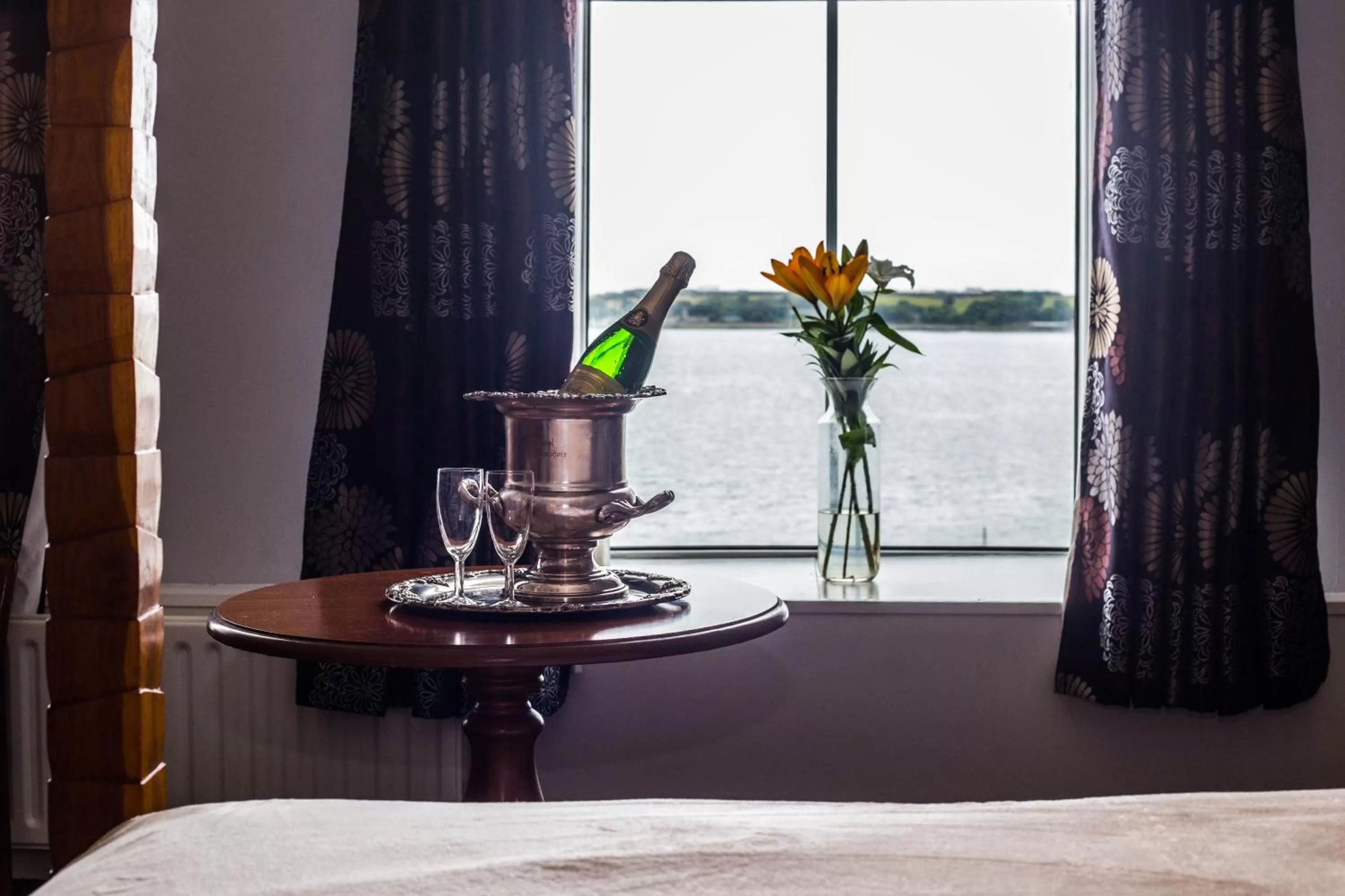 Drinks, Bed in Commodore Hotel