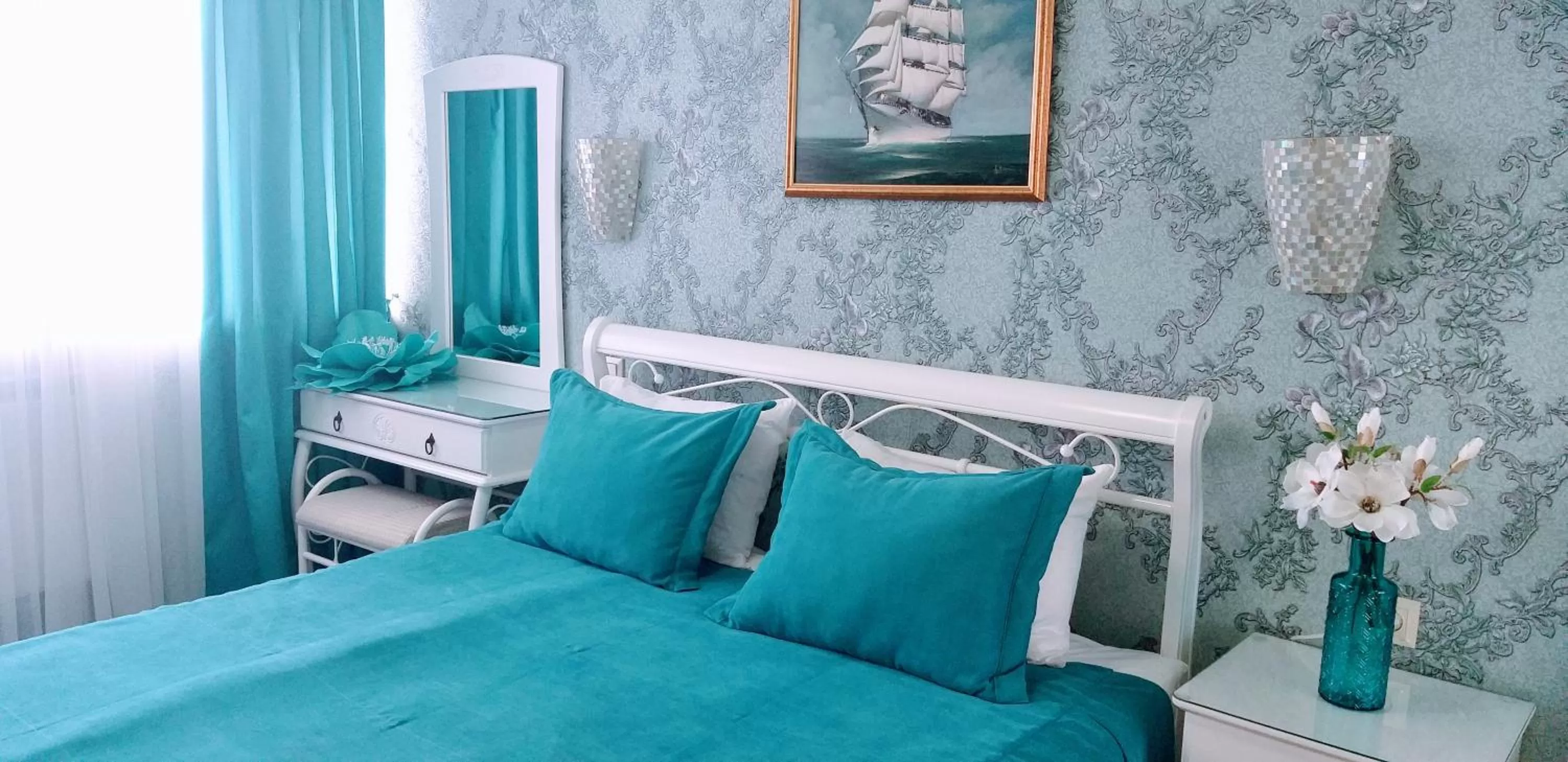 Communal lounge/ TV room, Bed in Shalanda